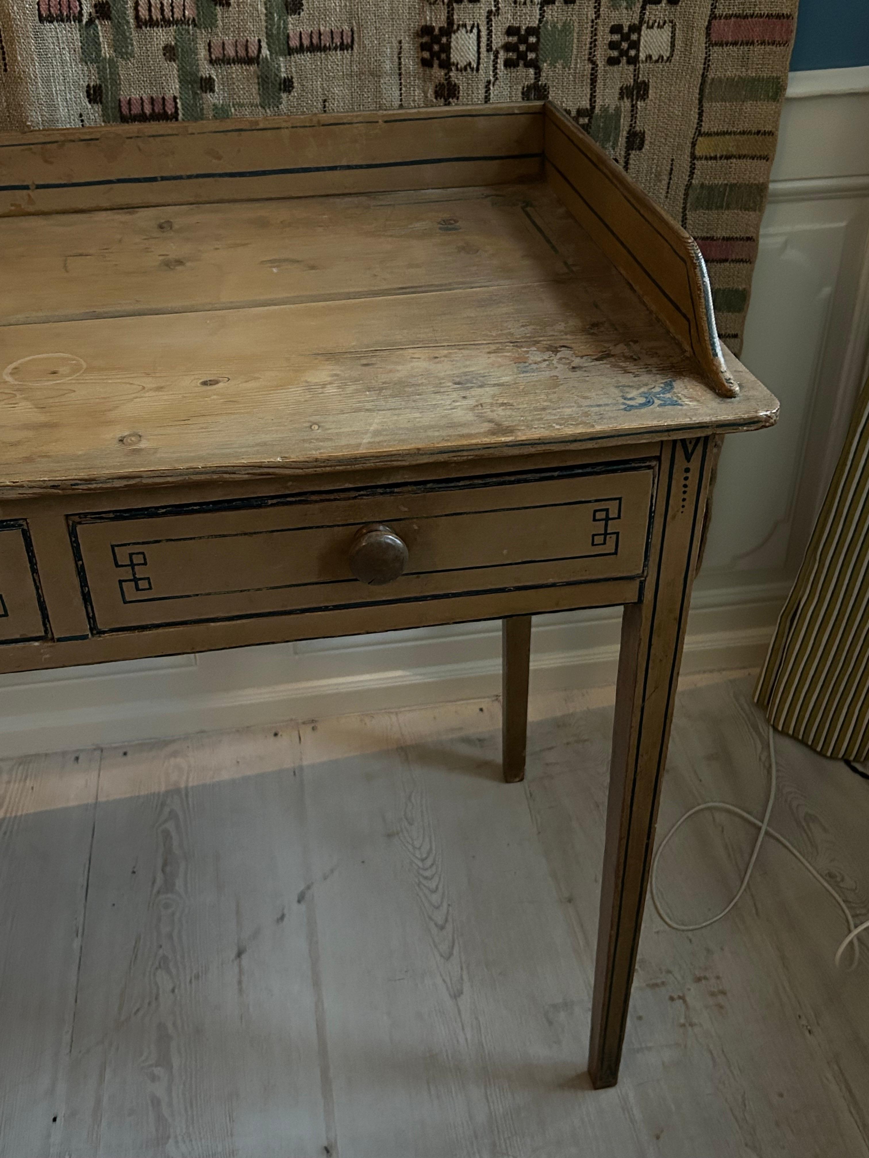 Antique Pine Side Table with Original Paint, England, Early 19th Century In Good Condition For Sale In Copenhagen K, DK