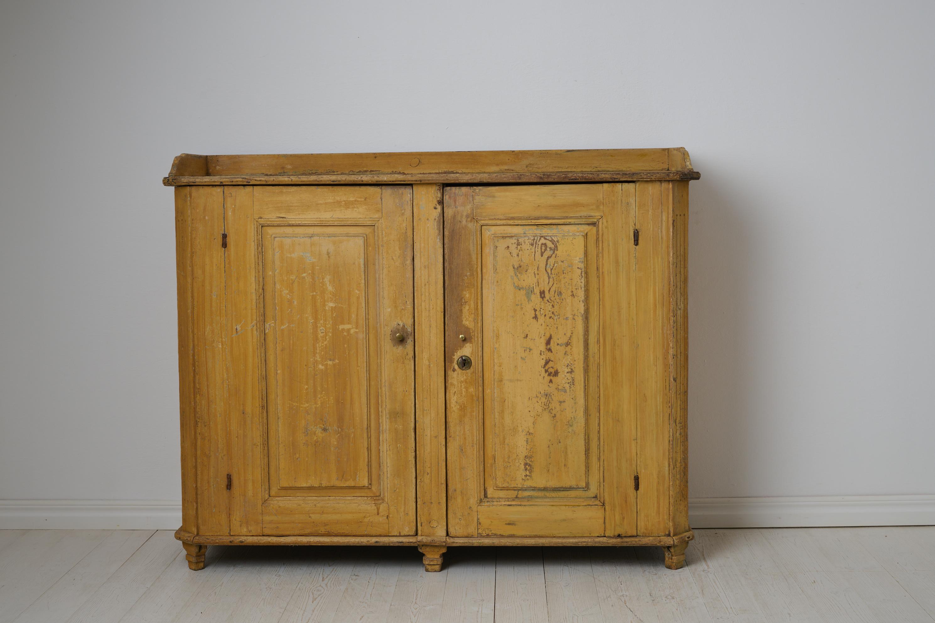 Antique Pine Sideboard from the Swedish Gustavian Period with Birch Faux Paint In Good Condition For Sale In Kramfors, SE