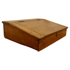 Antiker Sloping Clerks-Schreibtisch aus Kiefernholz