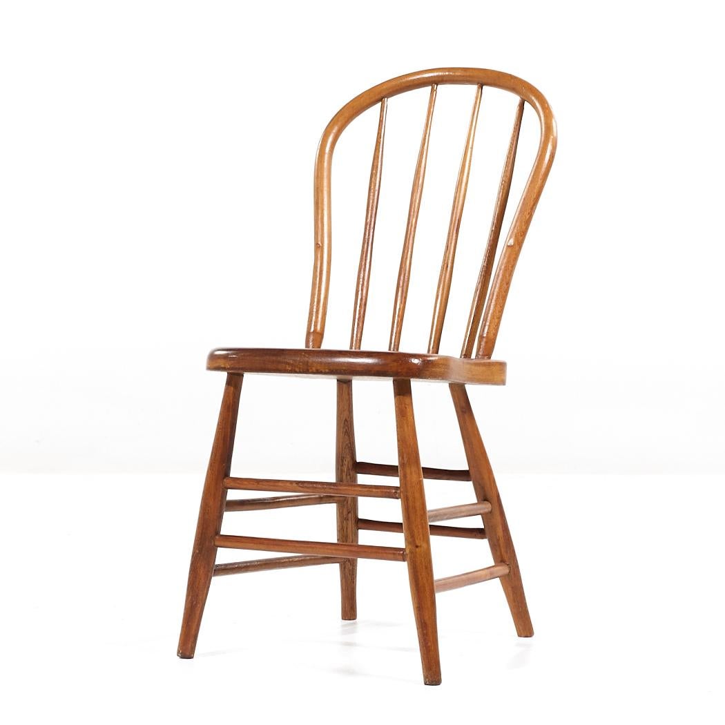 XXIe siècle et contemporain Paire de chaises de salle à manger à fuseau en pin antique en vente