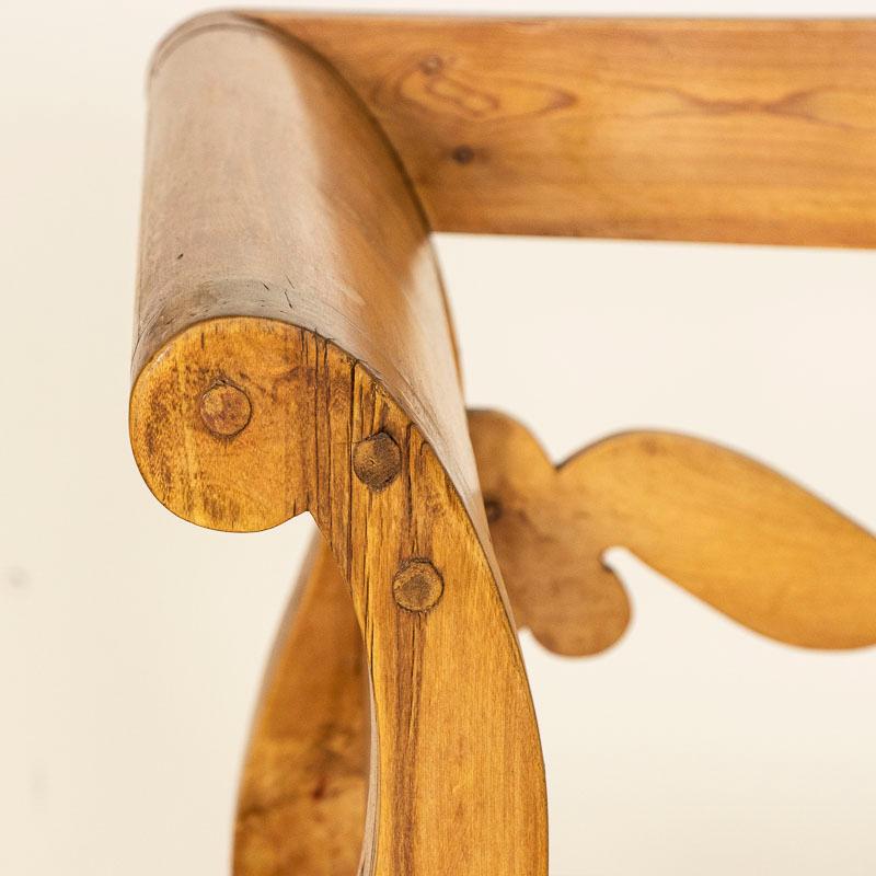 Banc suédois en pin ancien avec rangement en vente 3