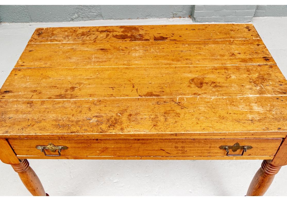 Table ou bureau en pin ancien avec pieds tournés et un seul tiroir en vente 4