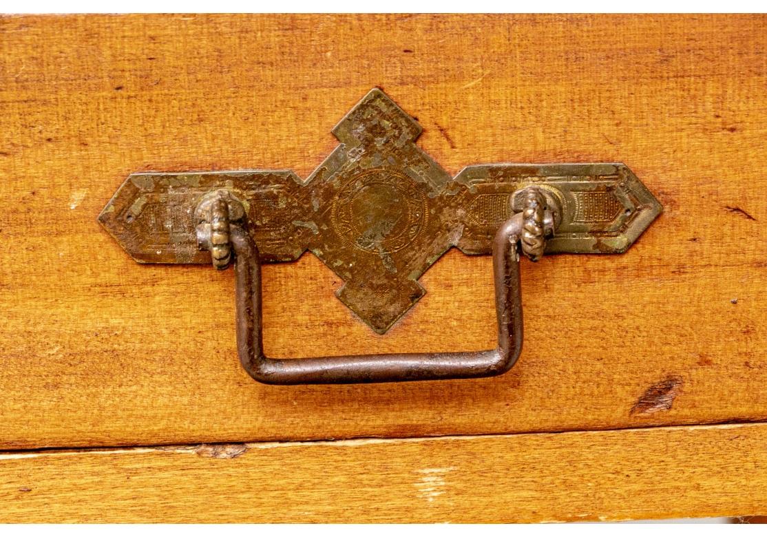 Rustique Table ou bureau en pin ancien avec pieds tournés et un seul tiroir en vente
