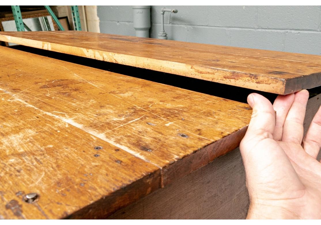 Table ou bureau en pin ancien avec pieds tournés et un seul tiroir État moyen - En vente à Bridgeport, CT