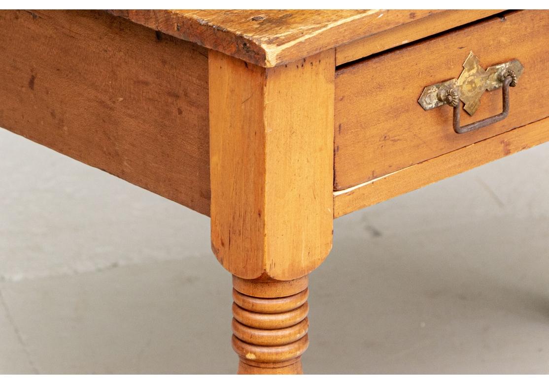 XIXe siècle Table ou bureau en pin ancien avec pieds tournés et un seul tiroir en vente