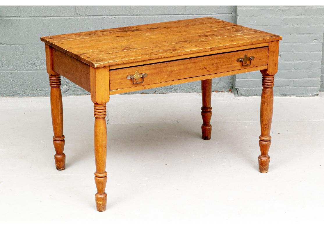 Pin Table ou bureau en pin ancien avec pieds tournés et un seul tiroir en vente