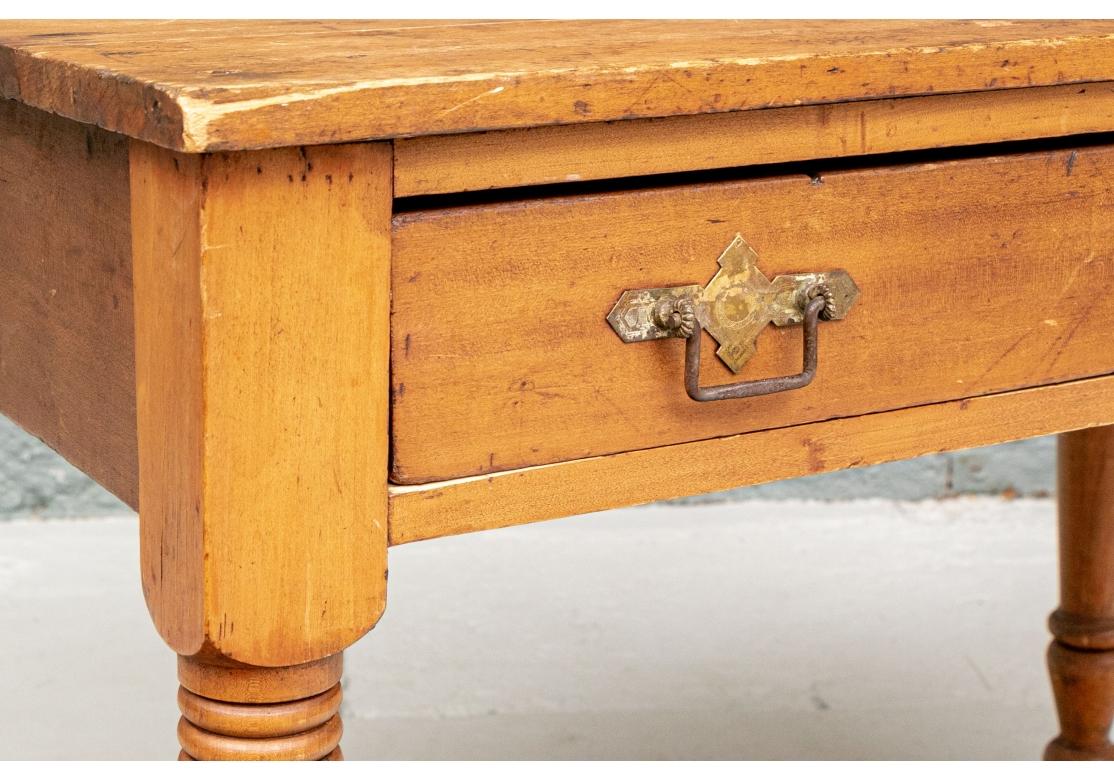 Table ou bureau en pin ancien avec pieds tournés et un seul tiroir en vente 1