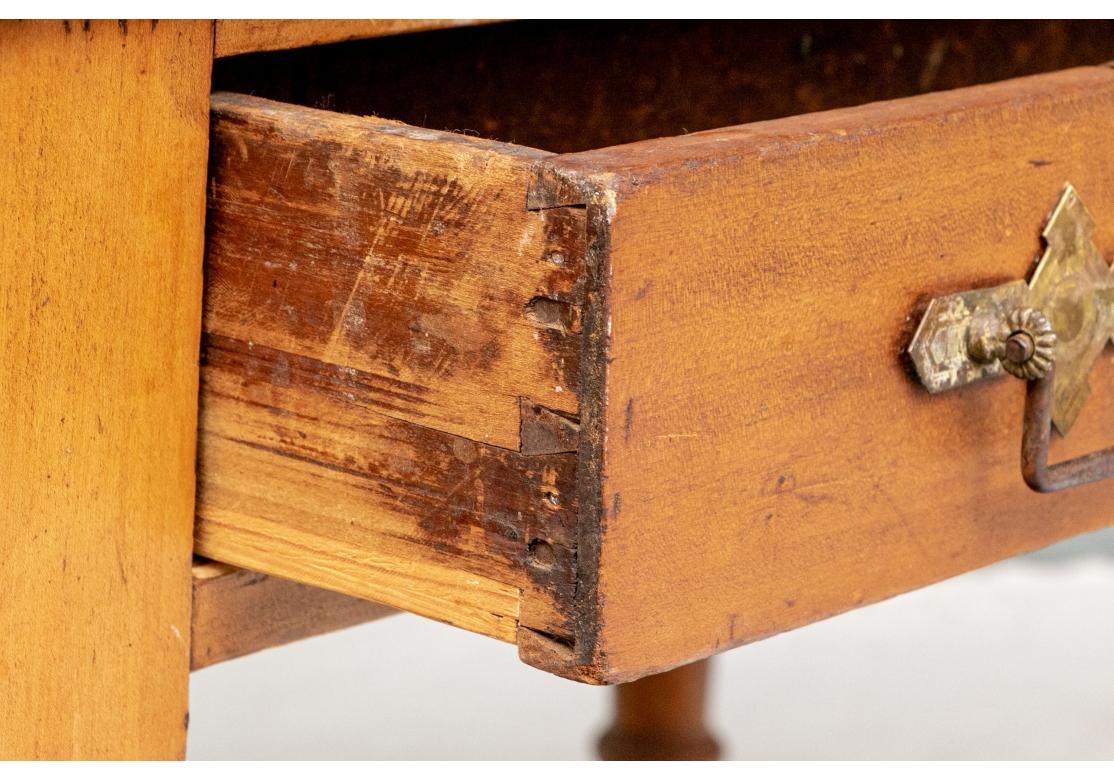 Table ou bureau en pin ancien avec pieds tournés et un seul tiroir en vente 2