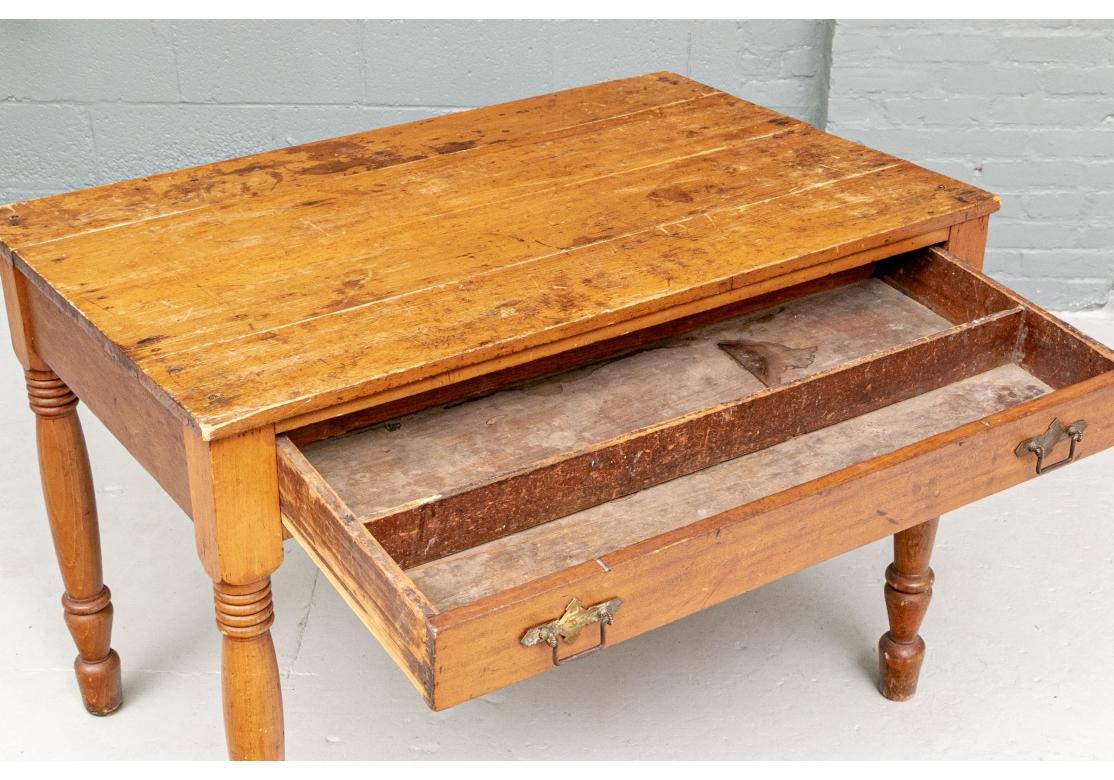 Table ou bureau en pin ancien avec pieds tournés et un seul tiroir en vente 3