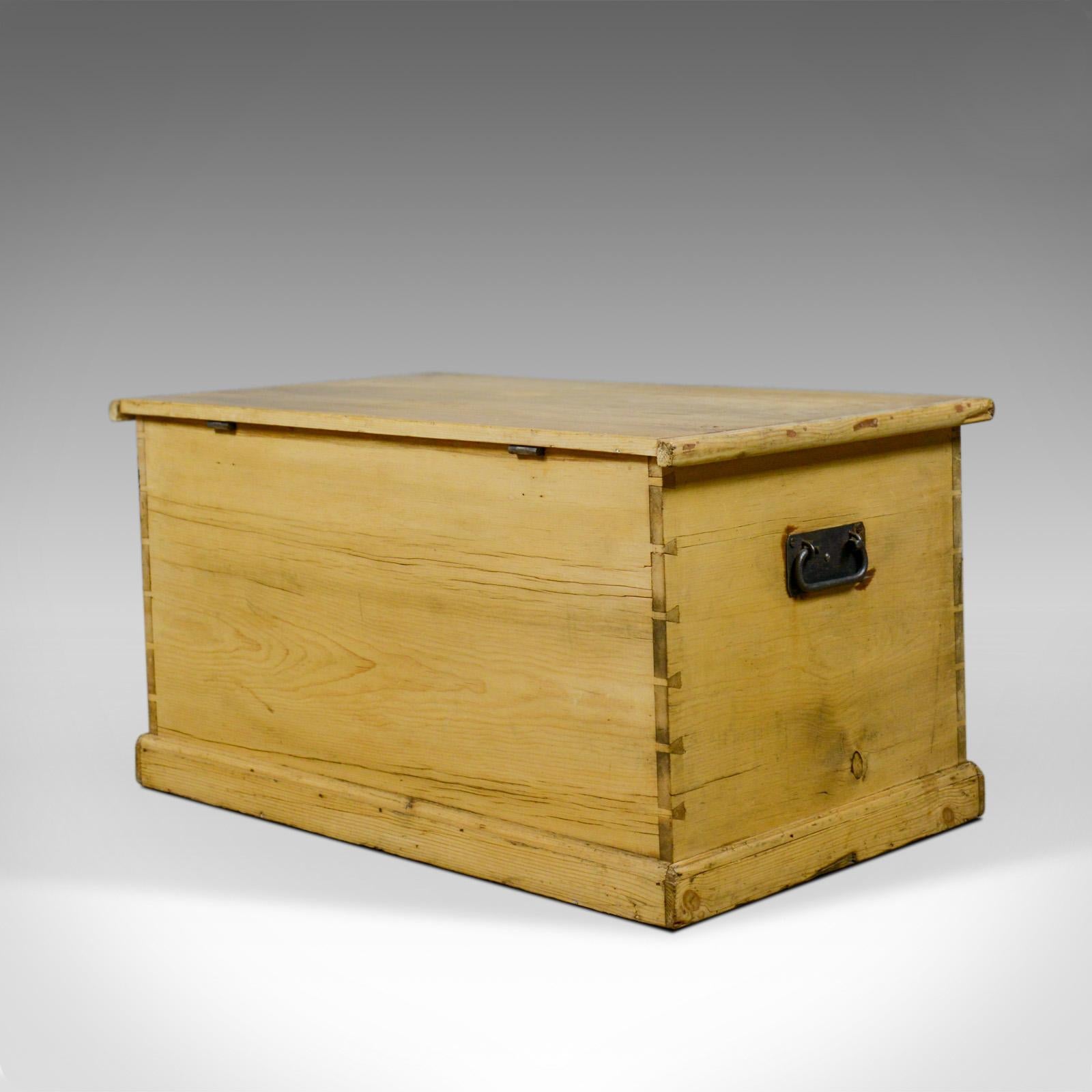 Antique Pine Trunk, Victorian, Blanket Chest, Box Early 20th Century, circa 1900 In Good Condition In Hele, Devon, GB