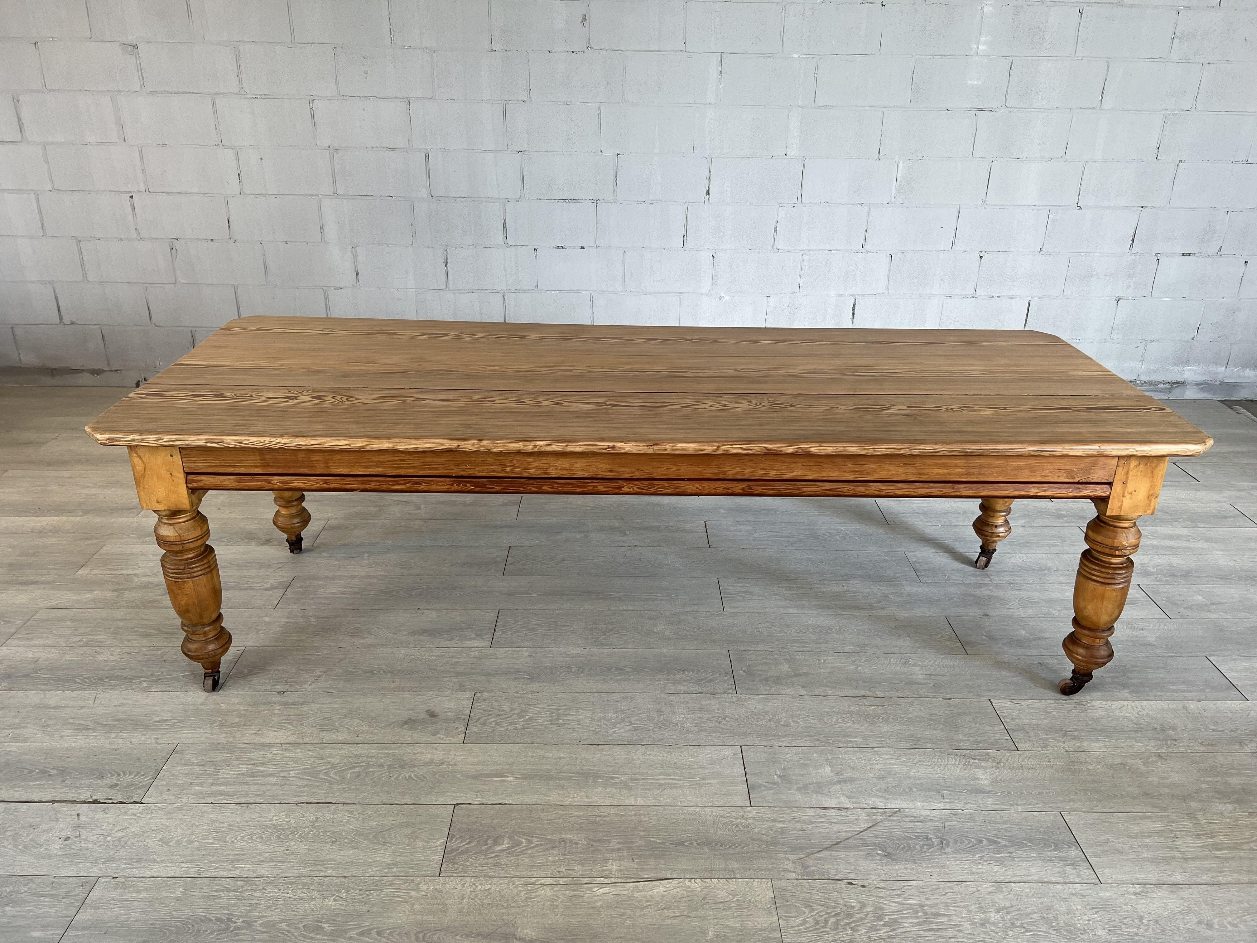 Antique Pine Victorian Style Large French Dining Table on Wheels In Fair Condition In Bridgeport, CT