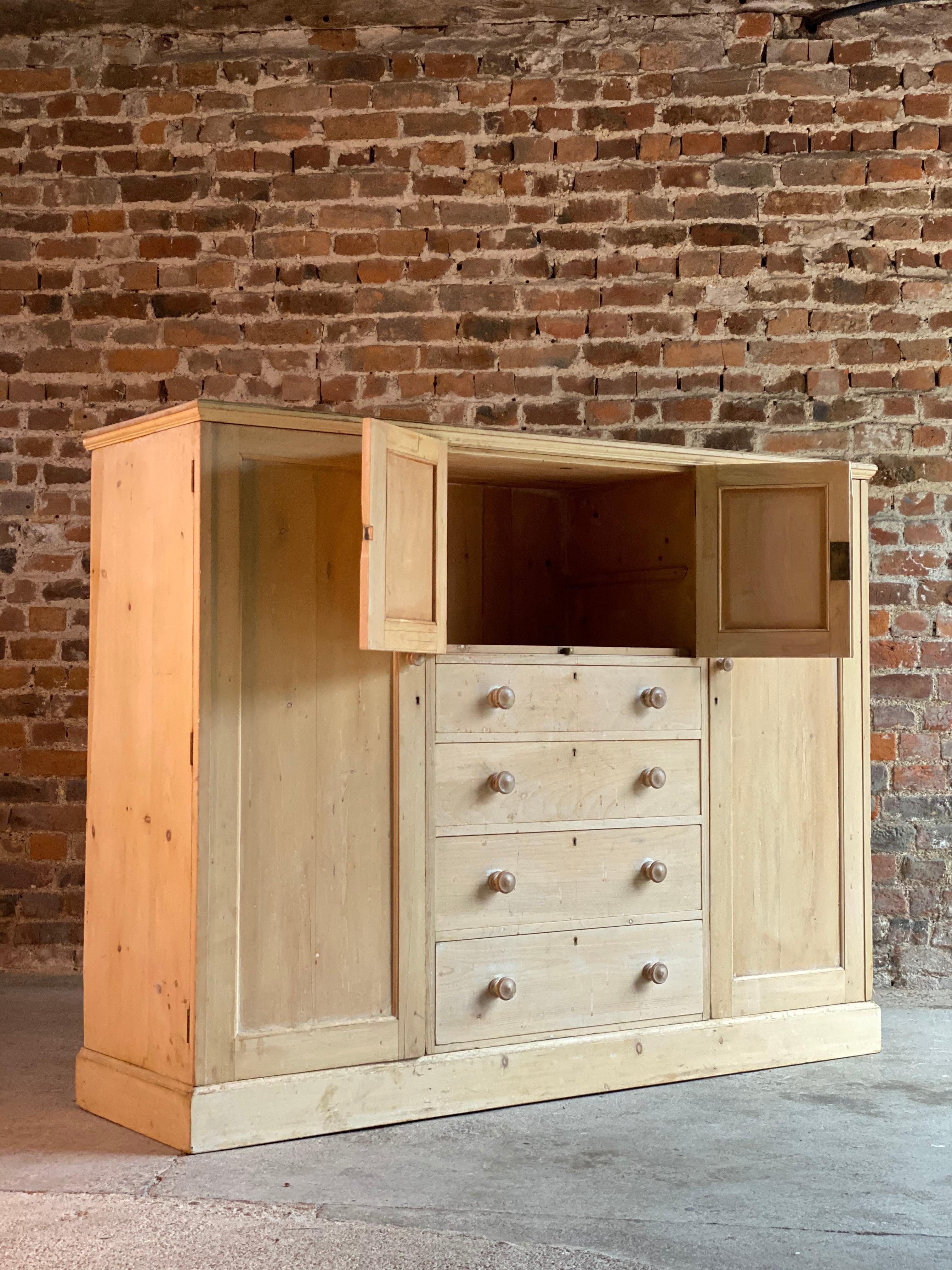 Antique Pine Wardrobe Victorian 19th Century, circa 1890 In Good Condition In Longdon, Tewkesbury