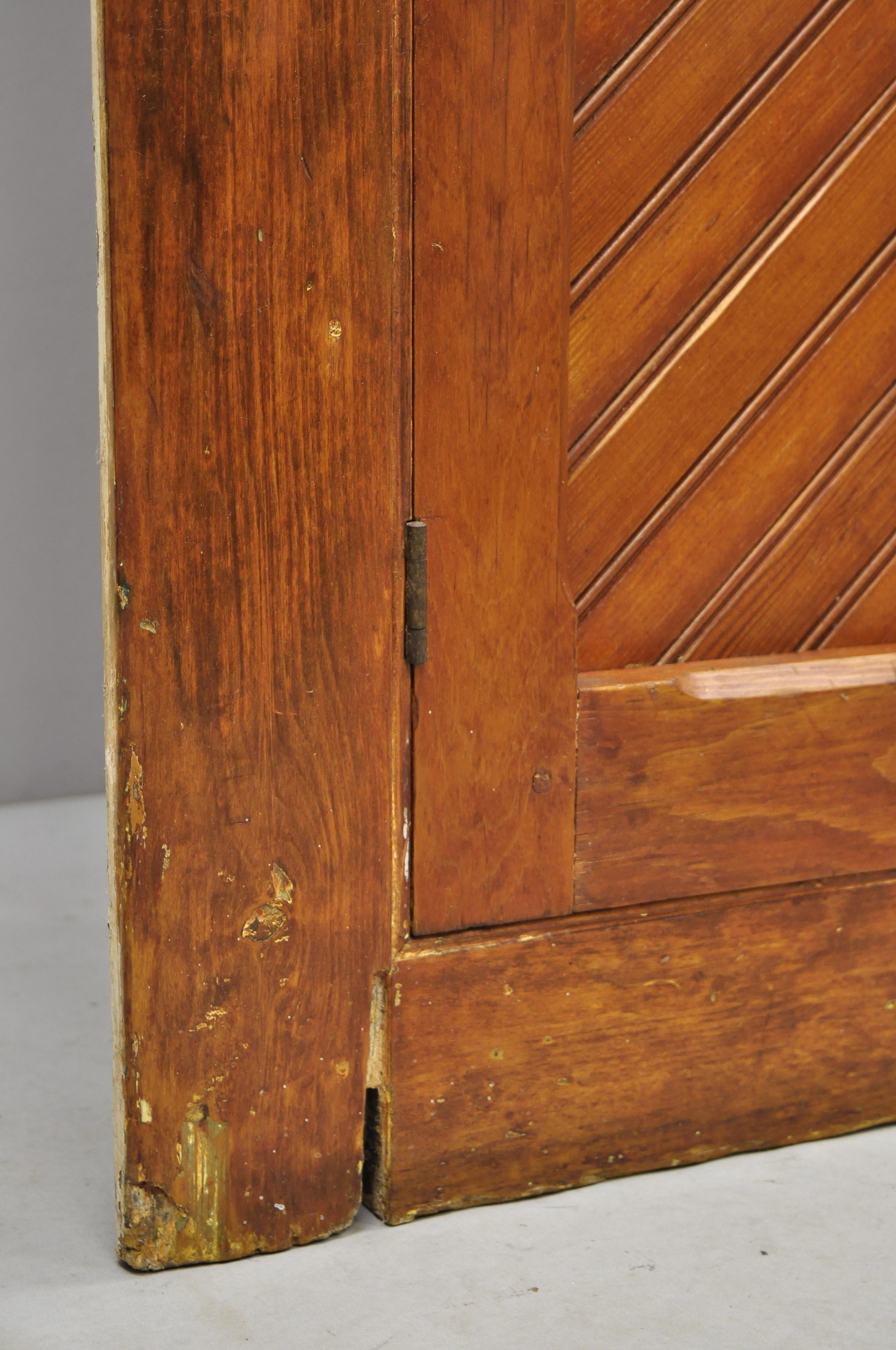Ancienne armoire à porcelaine d'angle primitive en bois de pin peinte en bleu Intérieur en vente 4