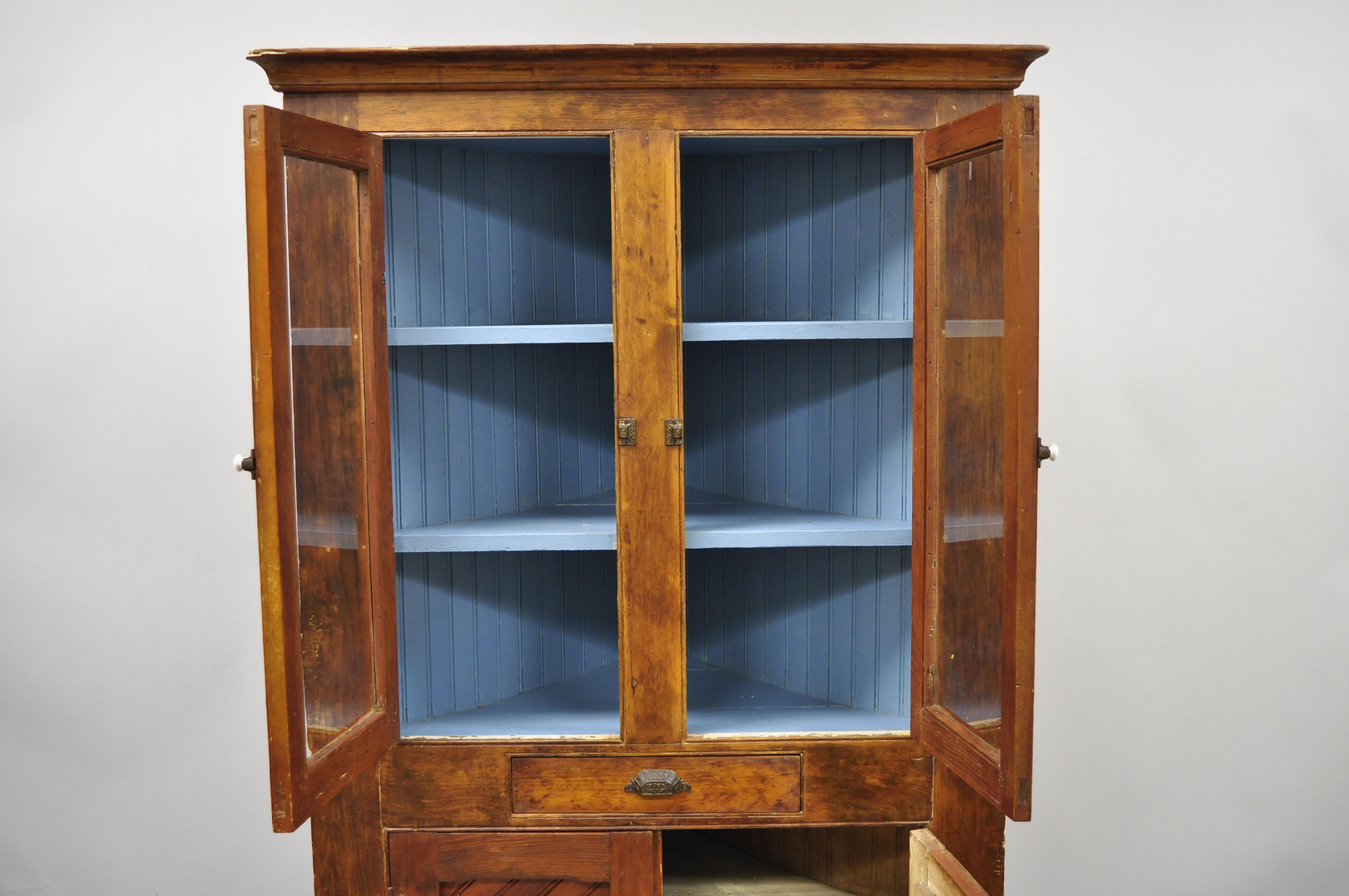 Rustique Ancienne armoire à porcelaine d'angle primitive en bois de pin peinte en bleu Intérieur en vente