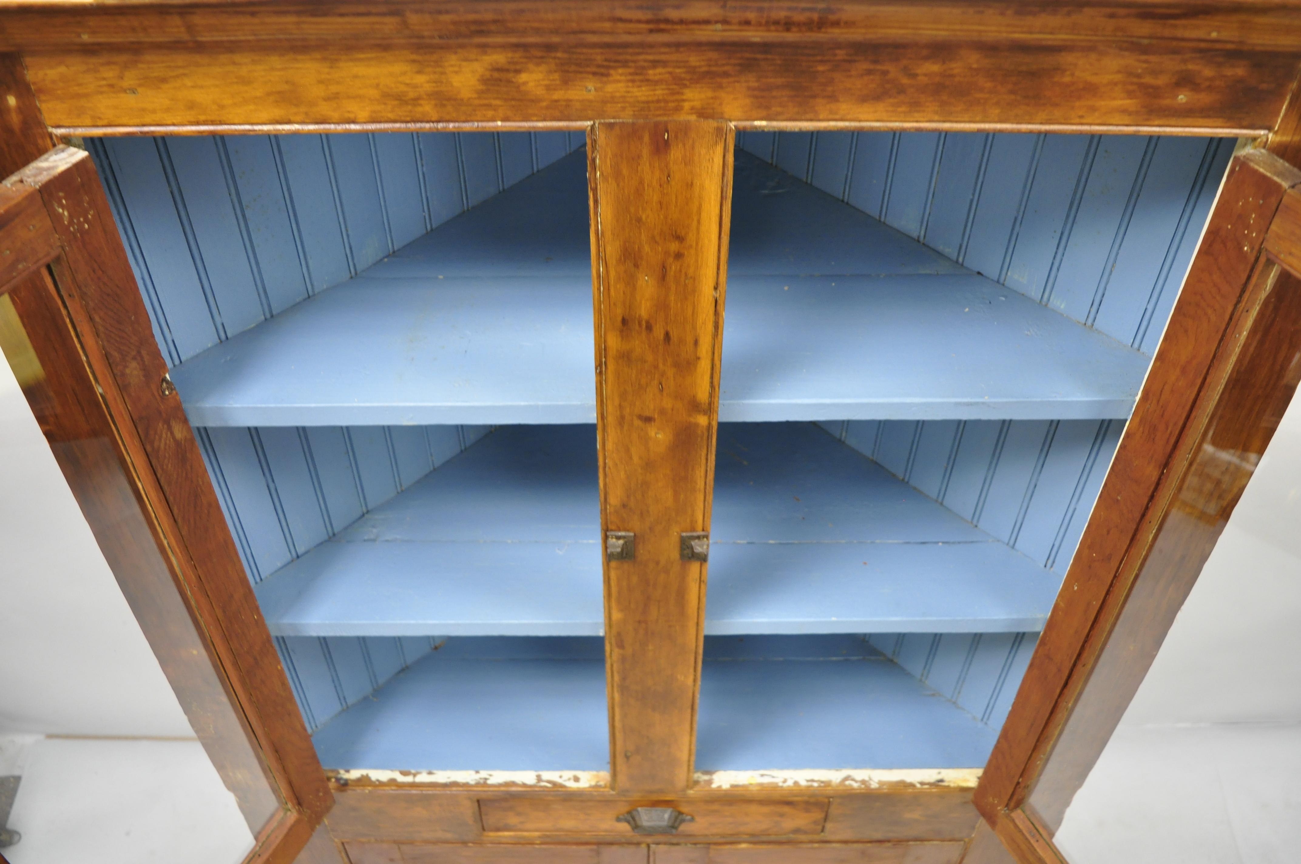 Nord-américain Ancienne armoire à porcelaine d'angle primitive en bois de pin peinte en bleu Intérieur en vente