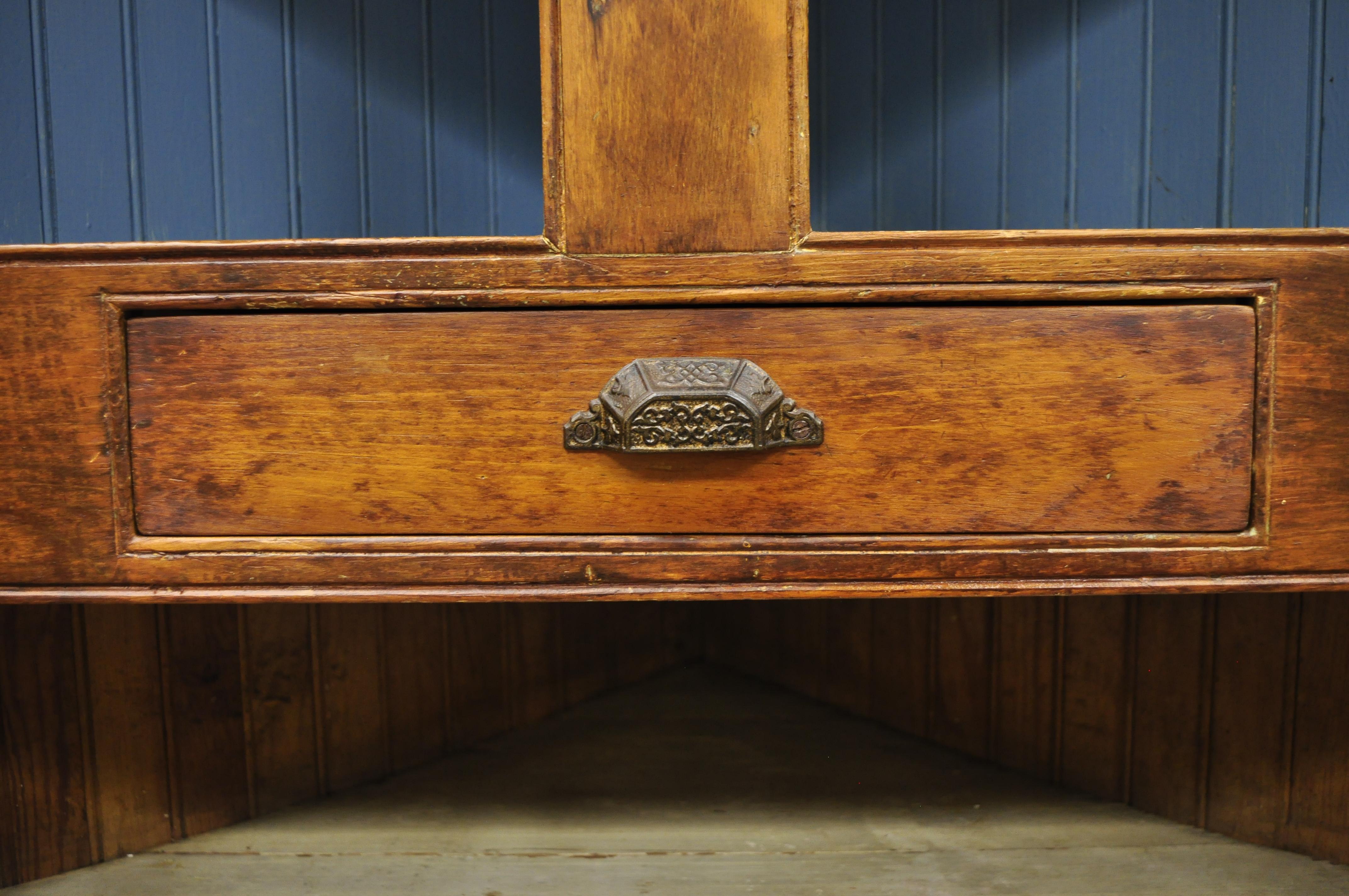 Ancienne armoire à porcelaine d'angle primitive en bois de pin peinte en bleu Intérieur Bon état - En vente à Philadelphia, PA
