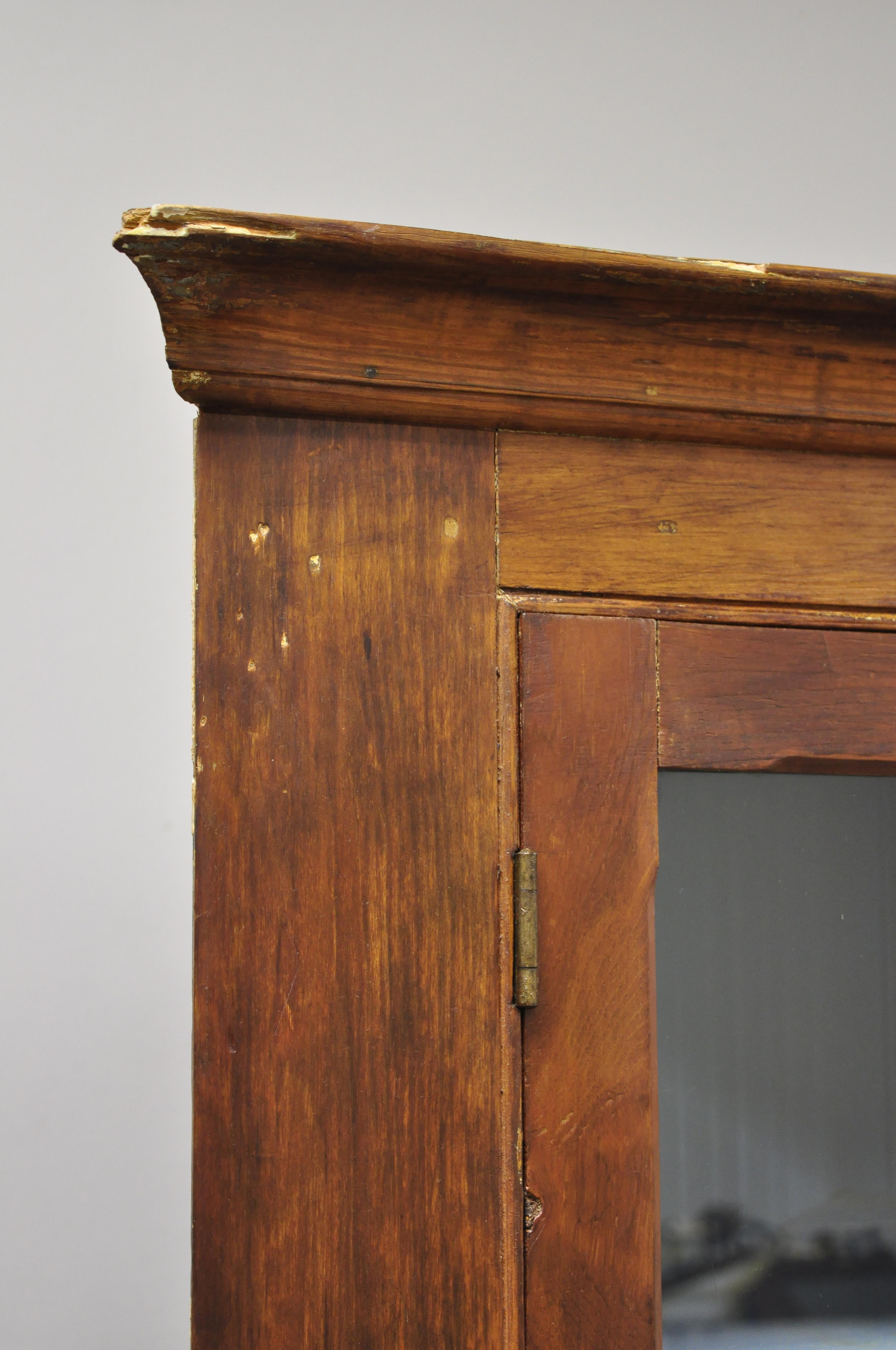 Ancienne armoire à porcelaine d'angle primitive en bois de pin peinte en bleu Intérieur en vente 1