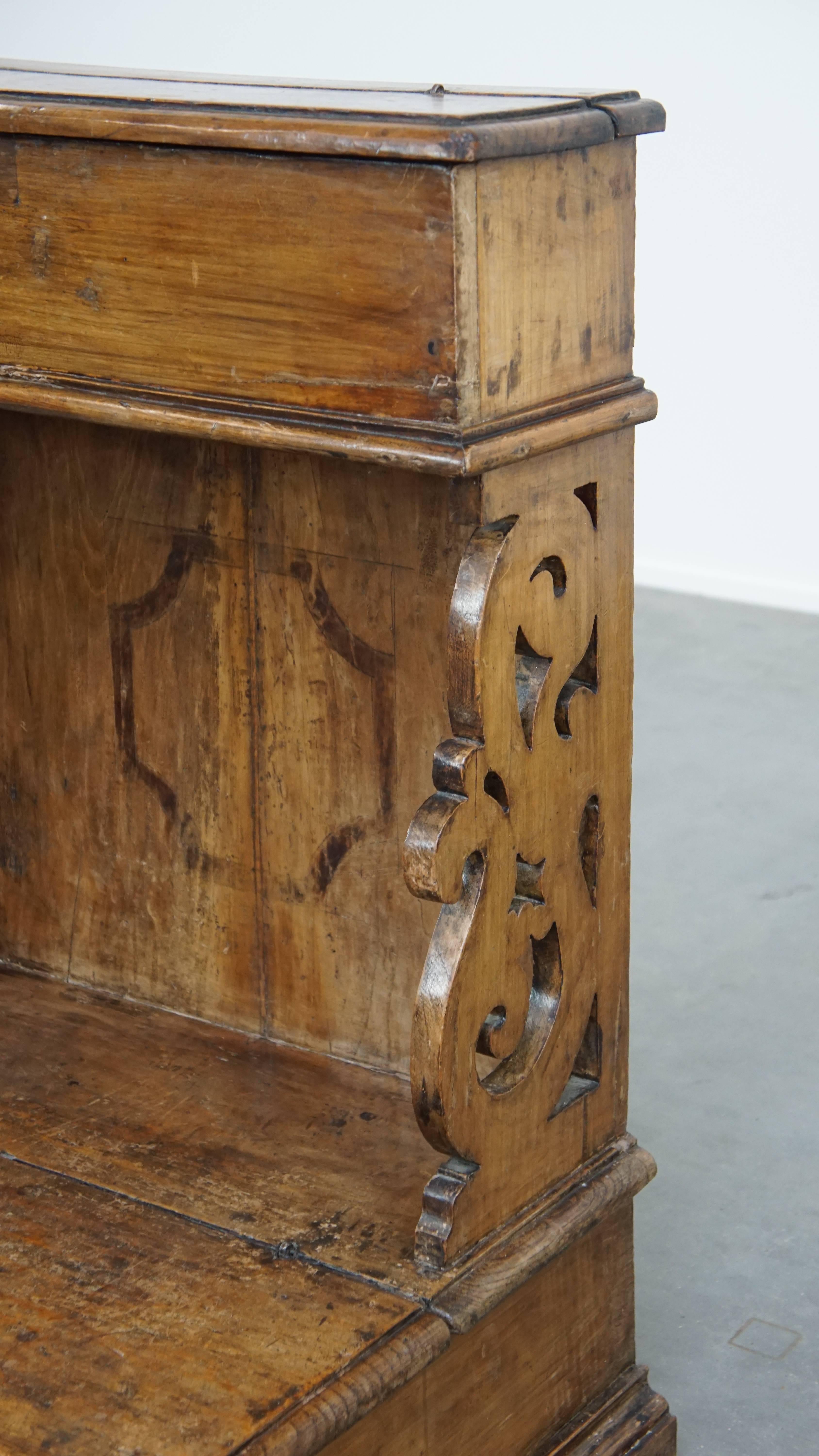 Ancien banc d'église en bois de pin avec compartiments de rangement du 18e siècle en vente 4