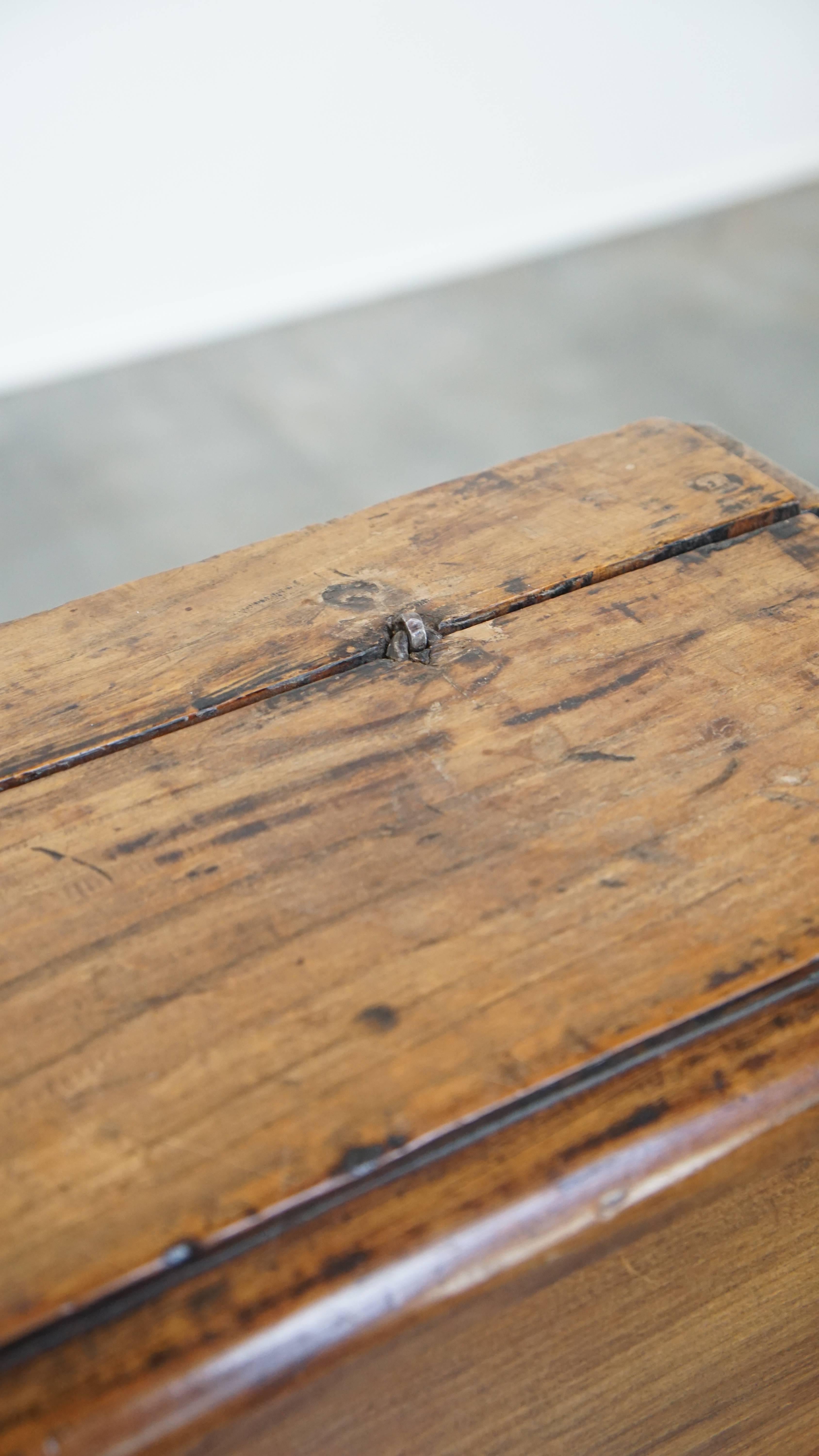 Ancien banc d'église en bois de pin avec compartiments de rangement du 18e siècle en vente 5
