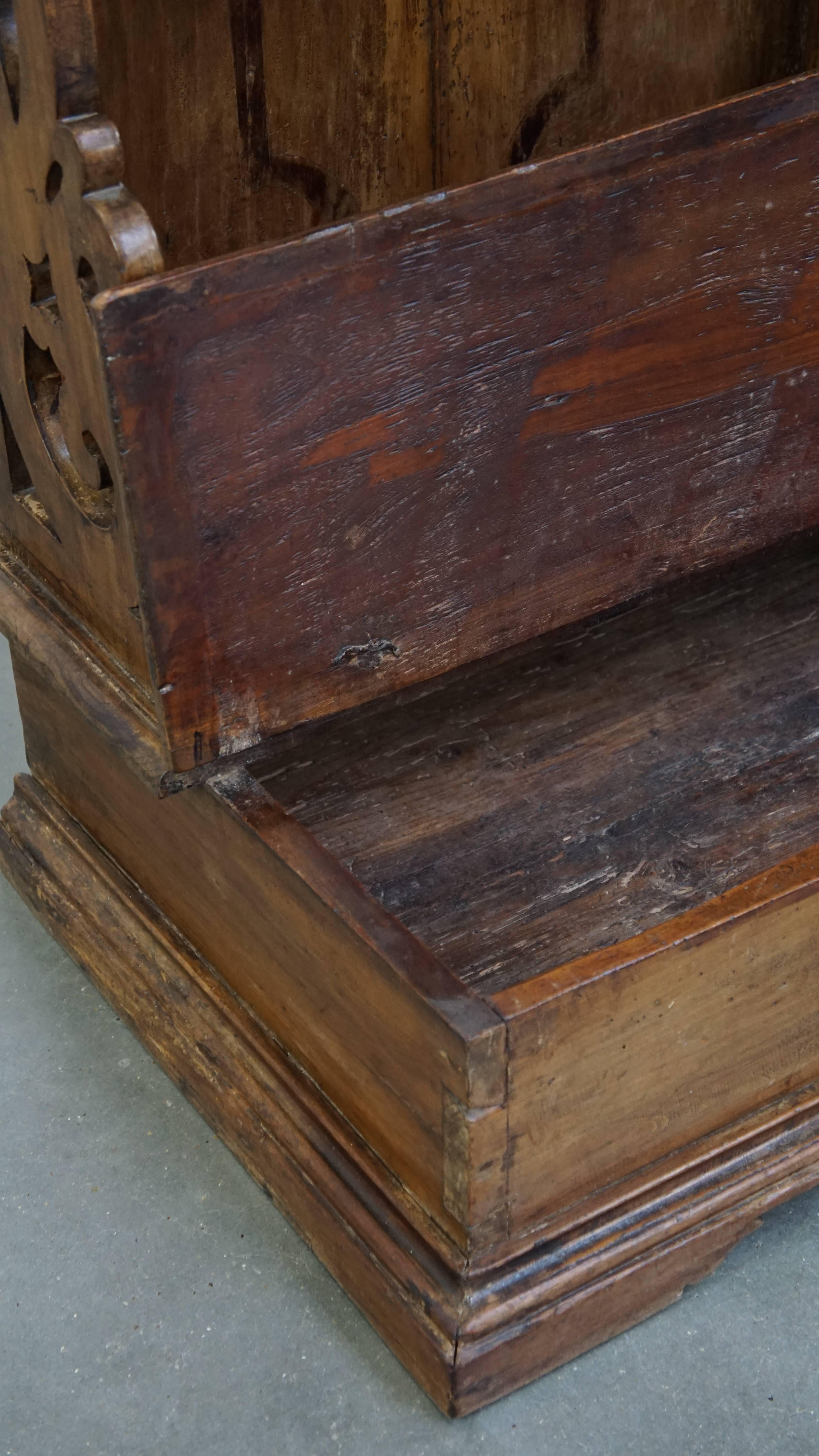 Ancien banc d'église en bois de pin avec compartiments de rangement du 18e siècle en vente 6