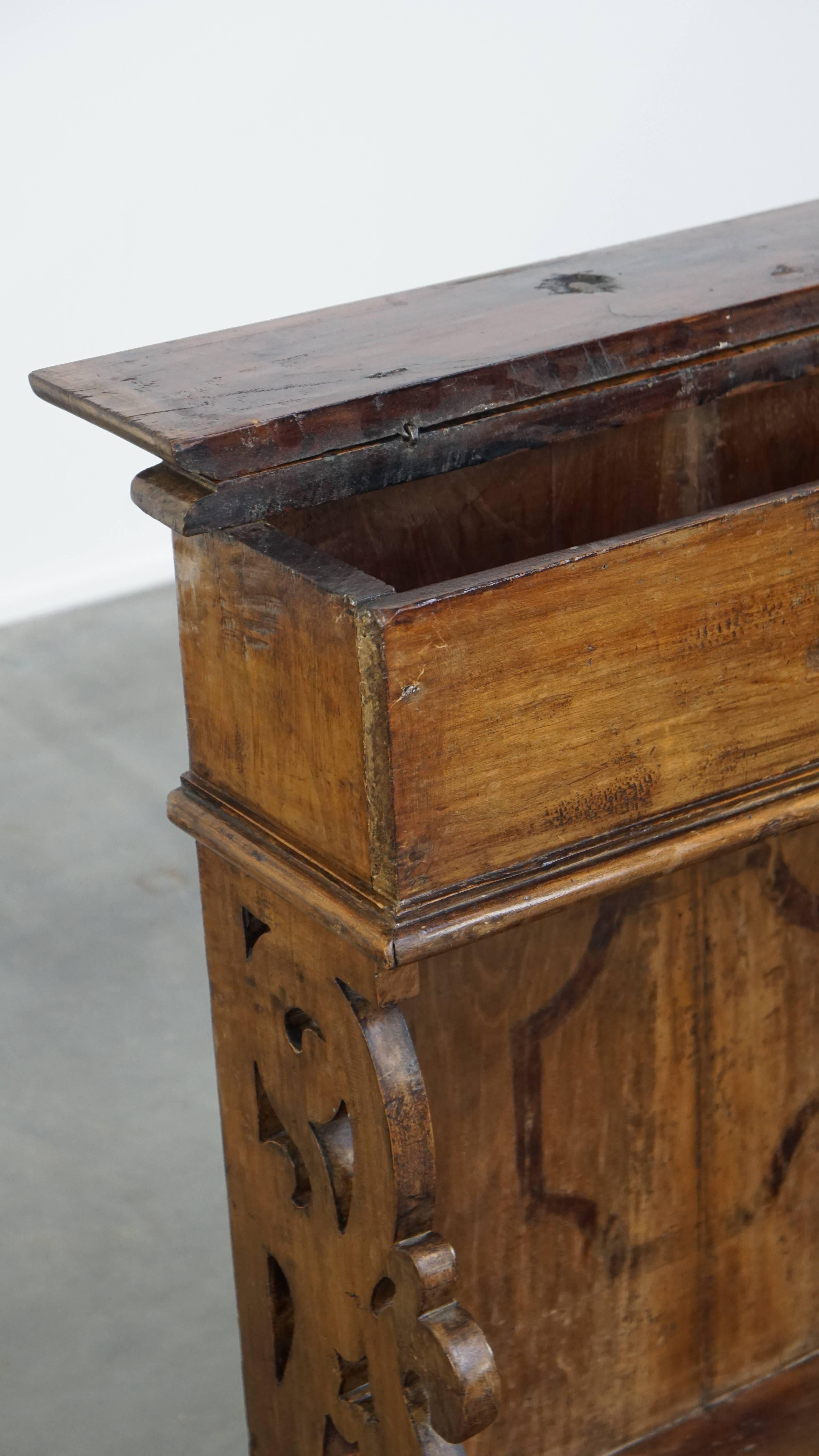 Ancien banc d'église en bois de pin avec compartiments de rangement du 18e siècle en vente 7