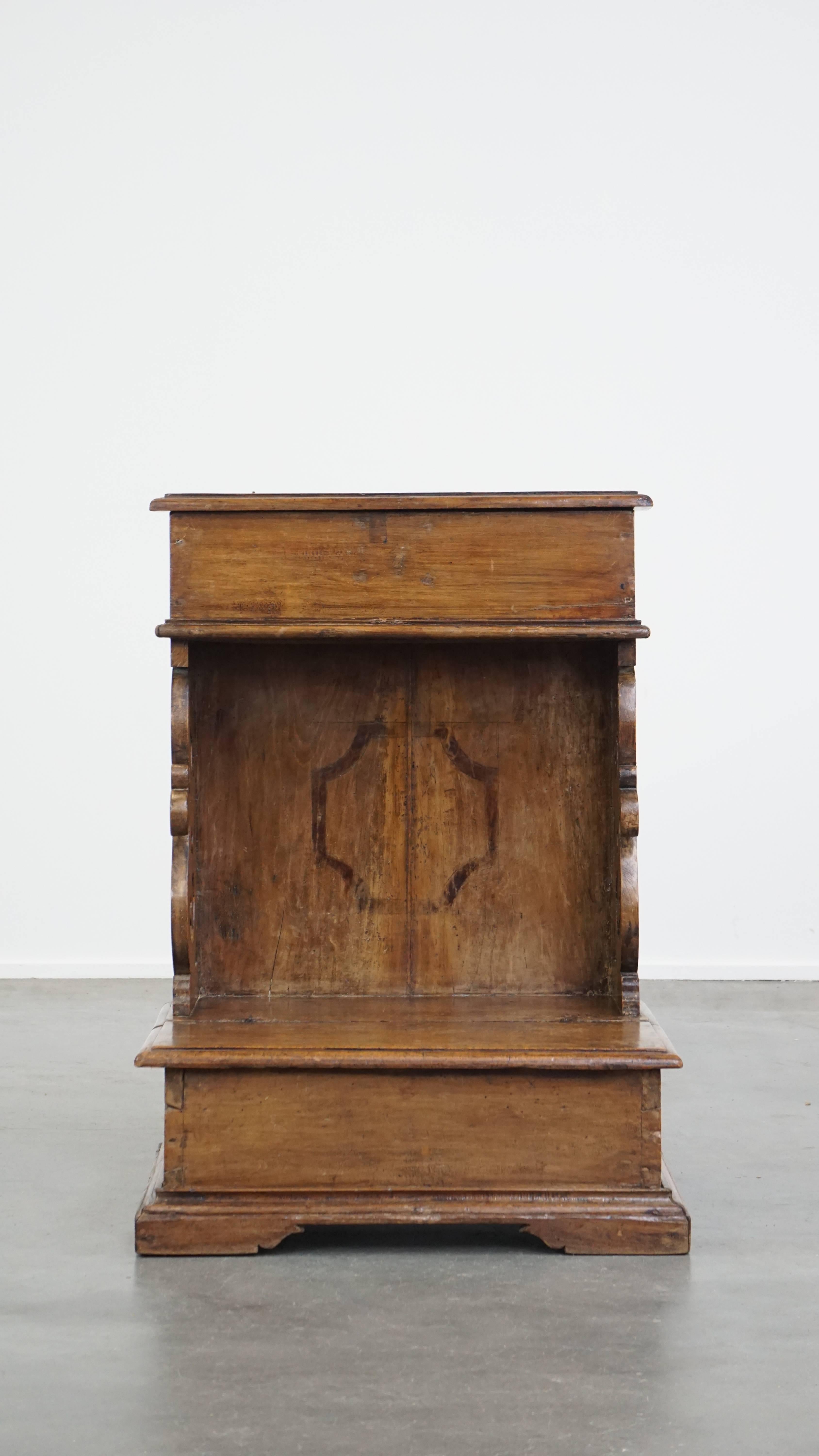 Cet objet ecclésiastique antique du XVIIIe siècle, avec sa belle apparence et ses compartiments de rangement, n'est pas seulement un véritable objet de décoration, mais aussi un objet pratique. En raison de son âge considérable, il a acquis des