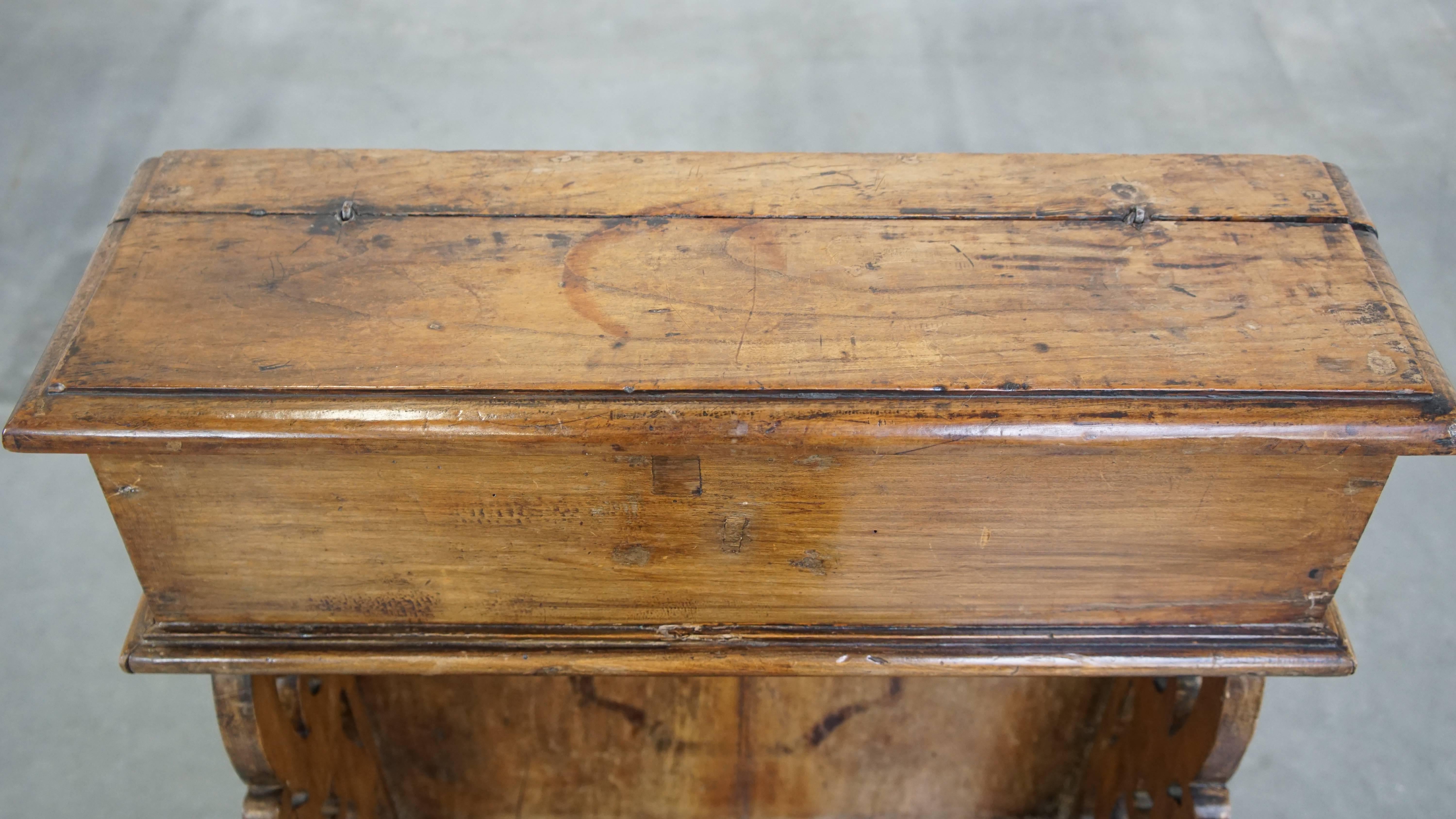 Pin Ancien banc d'église en bois de pin avec compartiments de rangement du 18e siècle en vente