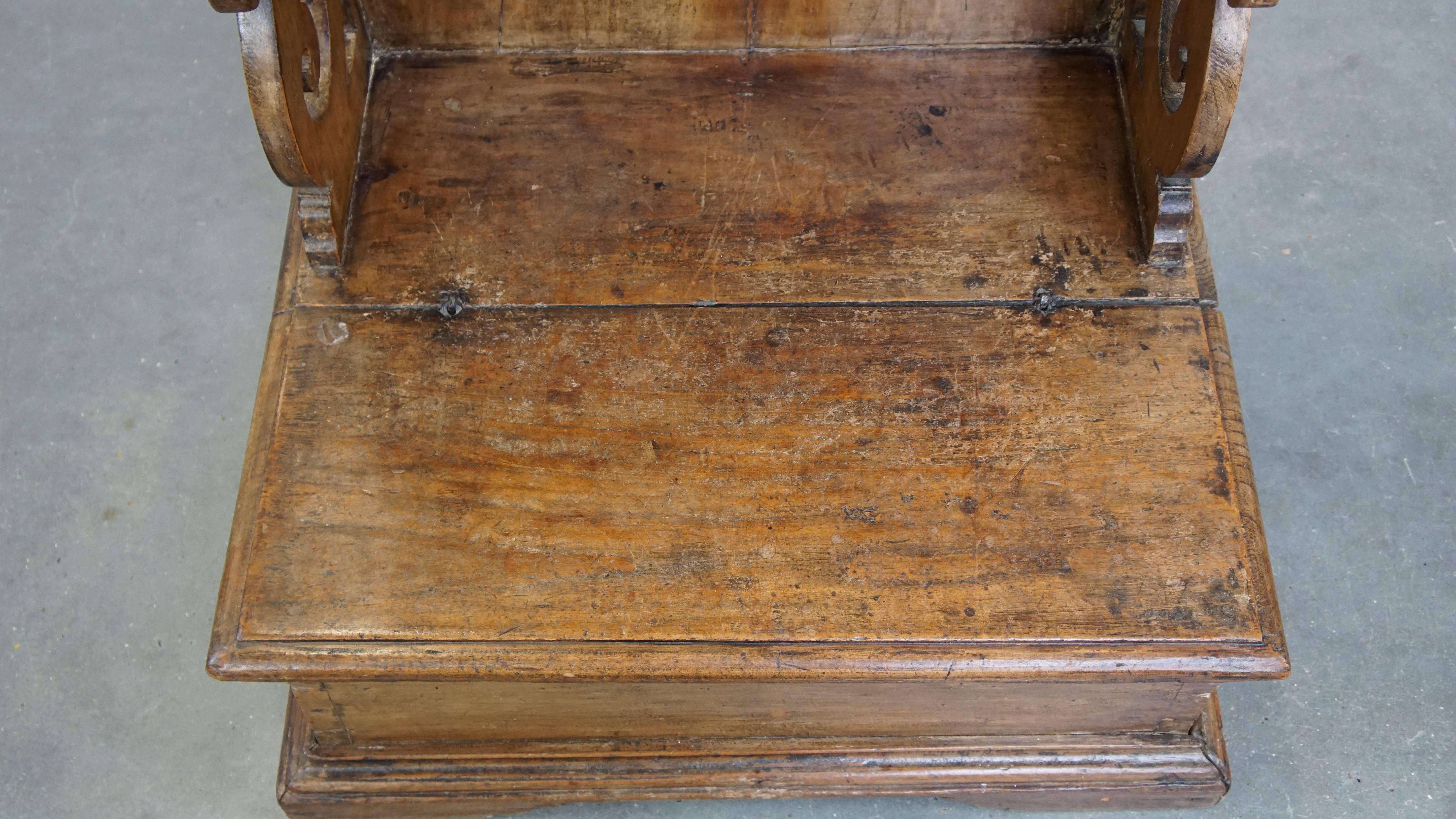 Ancien banc d'église en bois de pin avec compartiments de rangement du 18e siècle en vente 1
