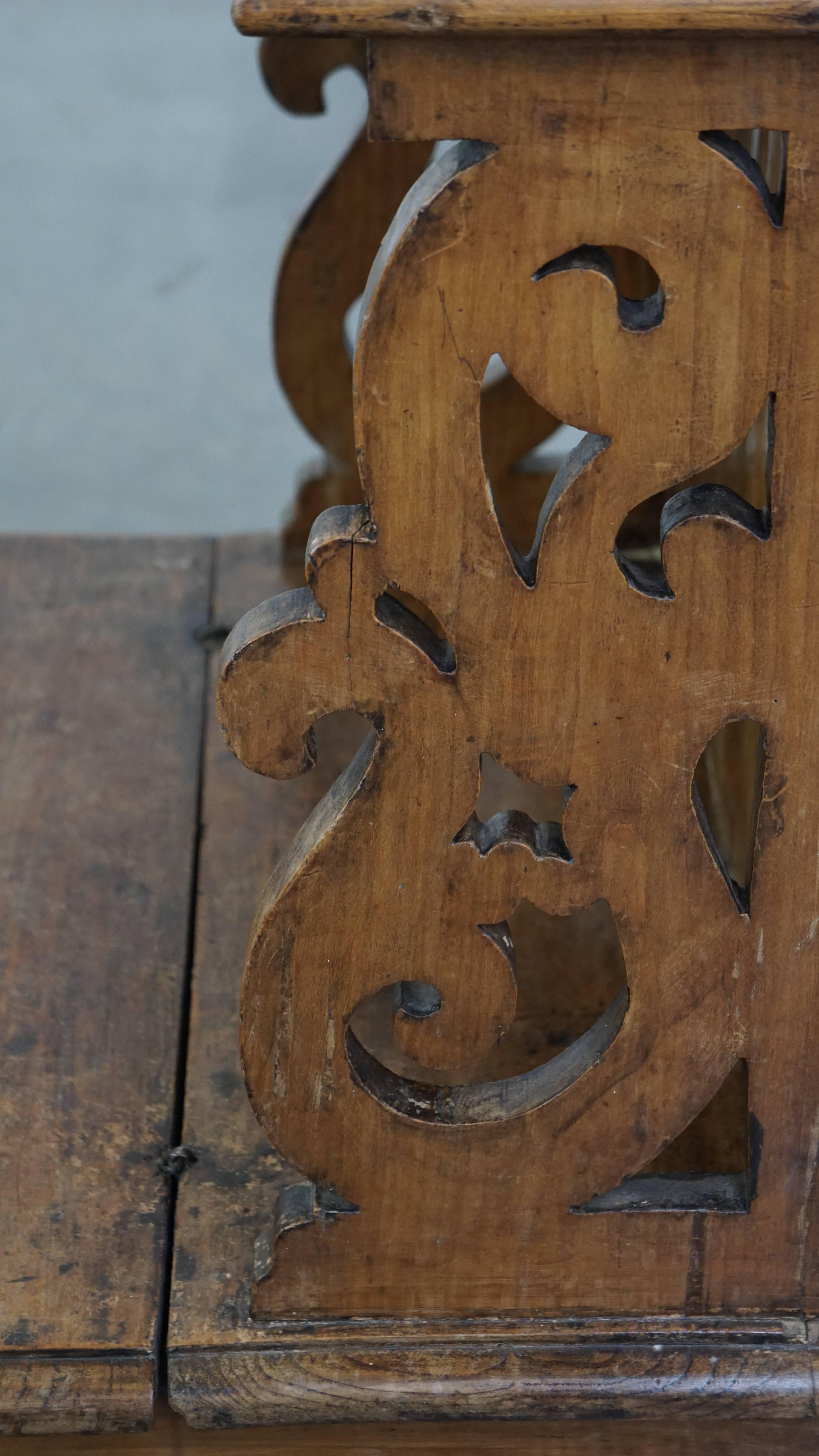Ancien banc d'église en bois de pin avec compartiments de rangement du 18e siècle en vente 2