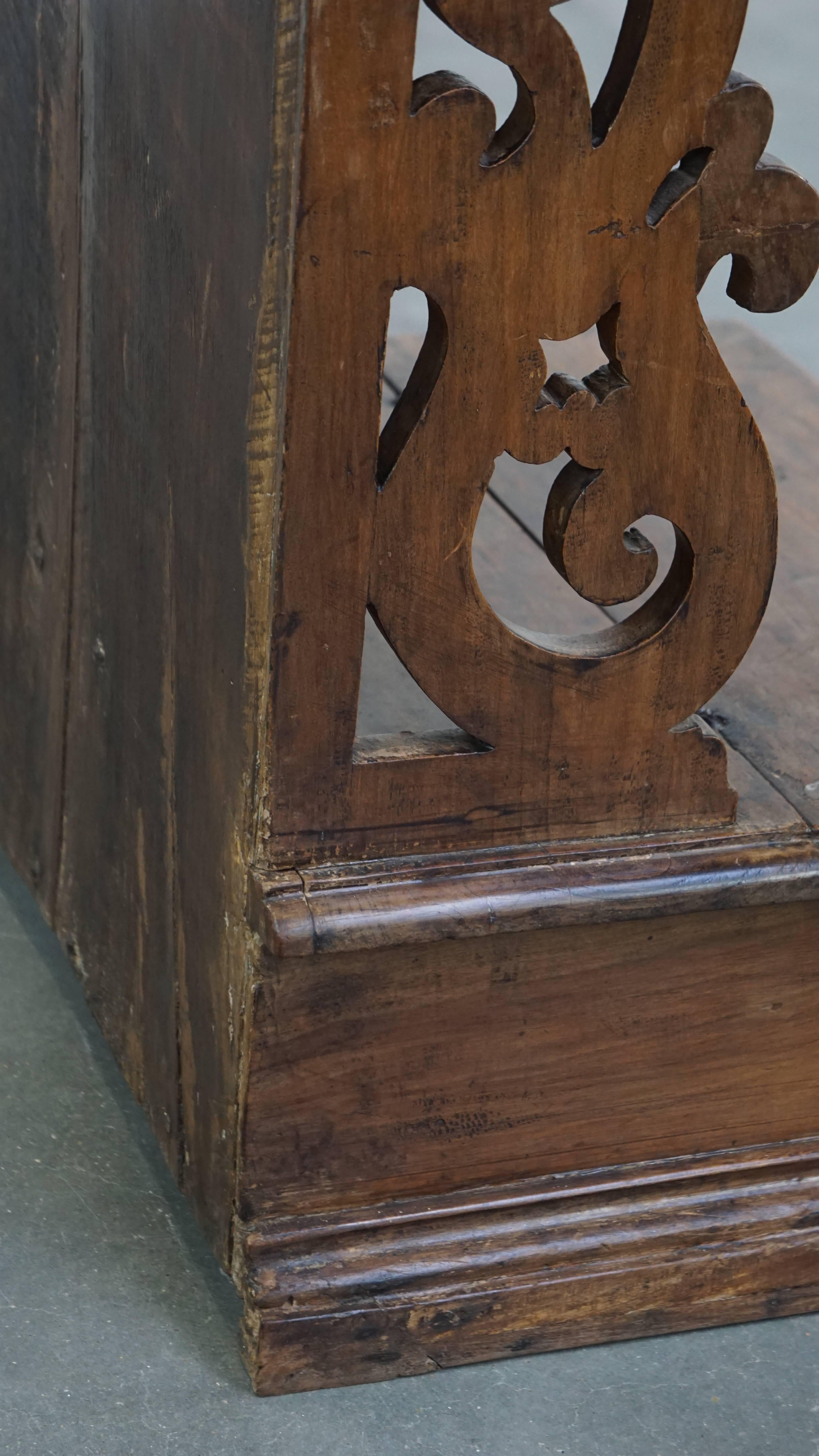 Ancien banc d'église en bois de pin avec compartiments de rangement du 18e siècle en vente 3