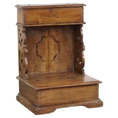 Antiguo banco de iglesia de madera de pino con compartimentos de almacenamiento del siglo XVIII
