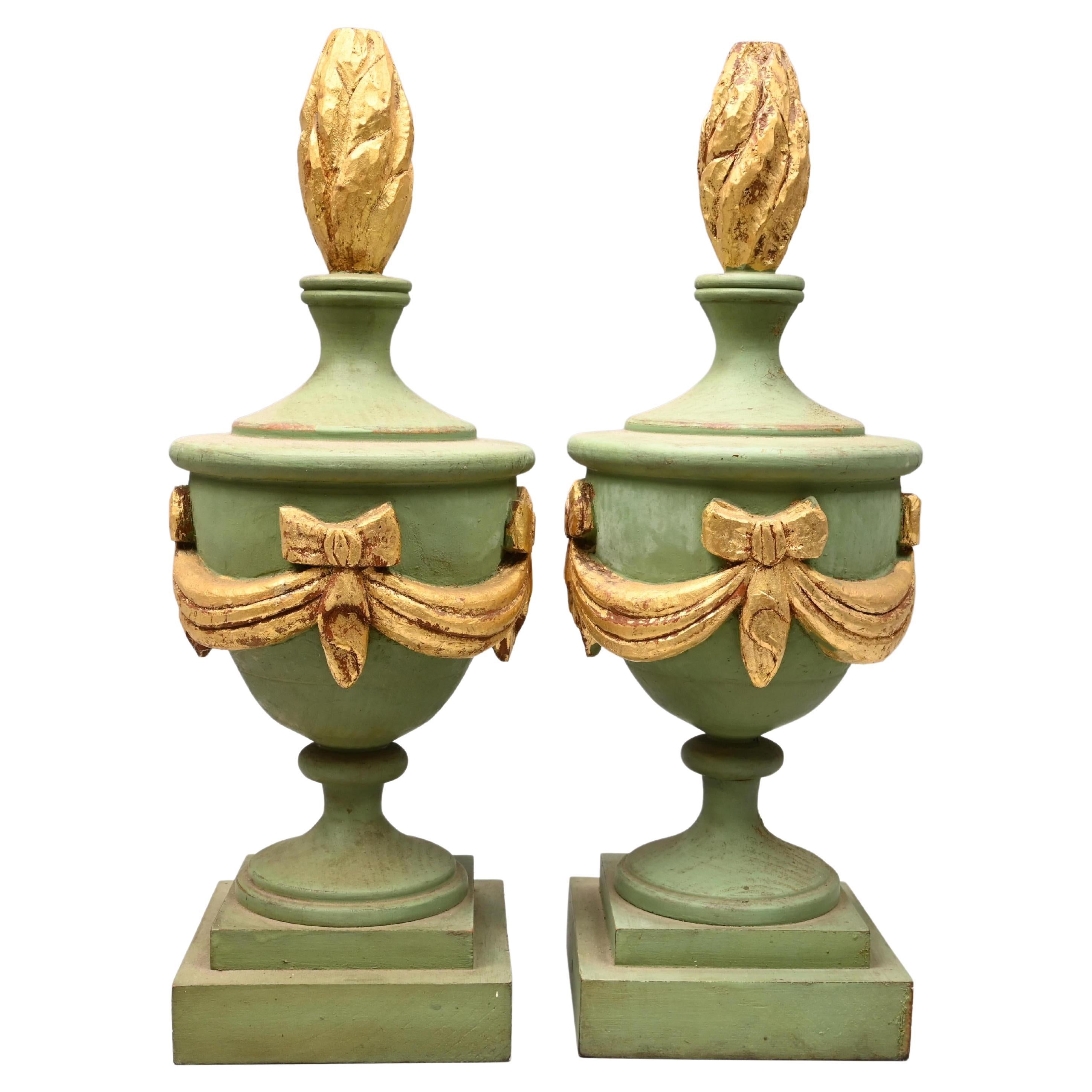 Pareja decorativa de remates arquitectónicos de madera pintados en verde claro y dorado