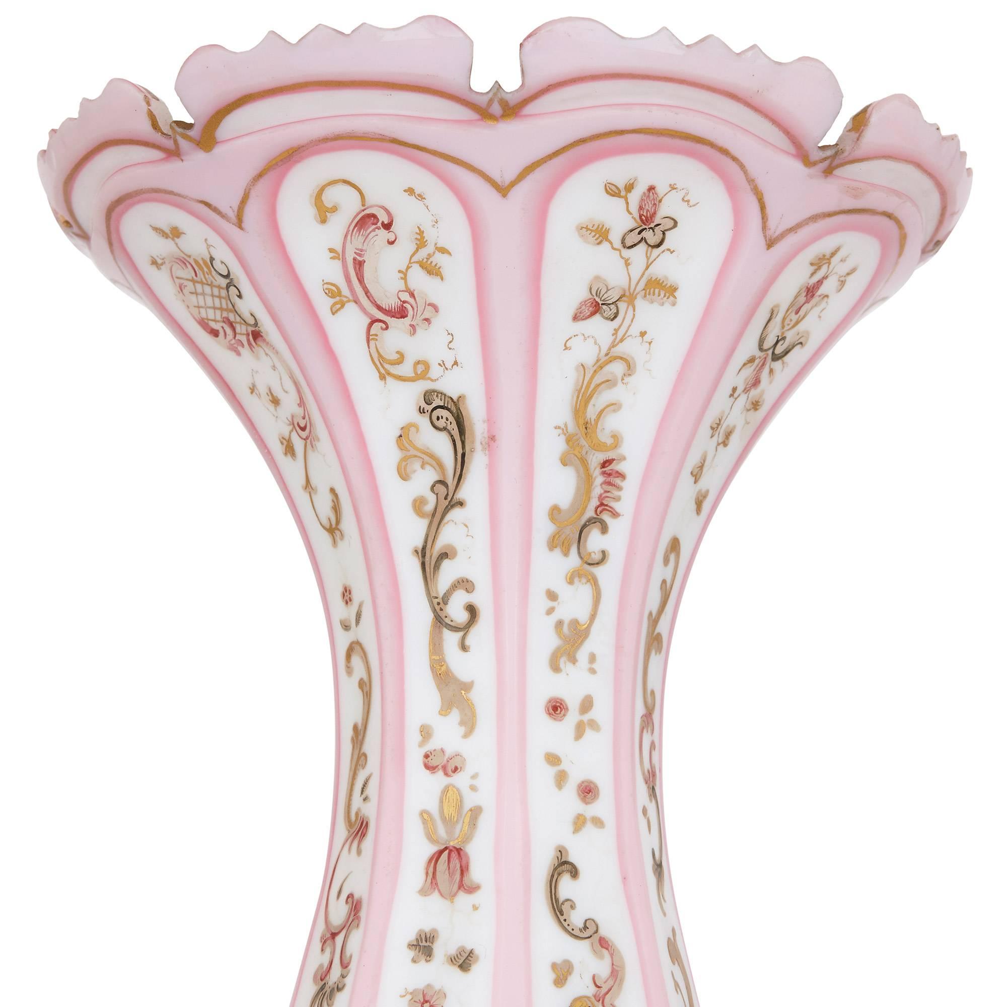 Antike Vase aus rosa und weißem böhmischem Opalglas (Tschechisch)