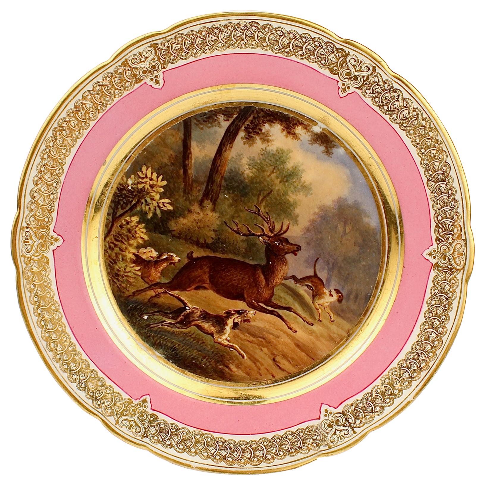 Ancienne assiette en porcelaine de Paris peinte à la main représentant une scène de chasse avec cerf et chien  en vente