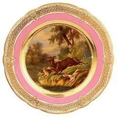 Ancienne assiette en porcelaine de Paris à bordure rose, peinte à la main, représentant une chasse au cerf et un chien