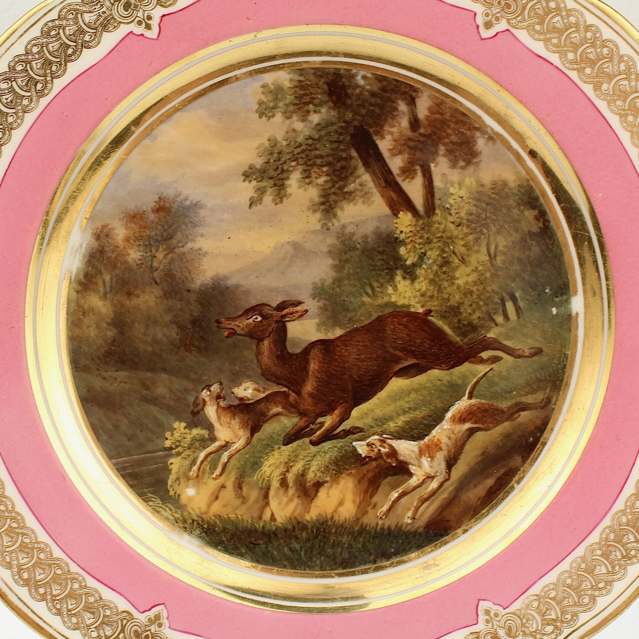 Antiker Teller mit rosa Rand aus handbemaltem Pariser Porzellan mit Hirschjagd- und Hundeszenen (Beaux Arts) im Angebot
