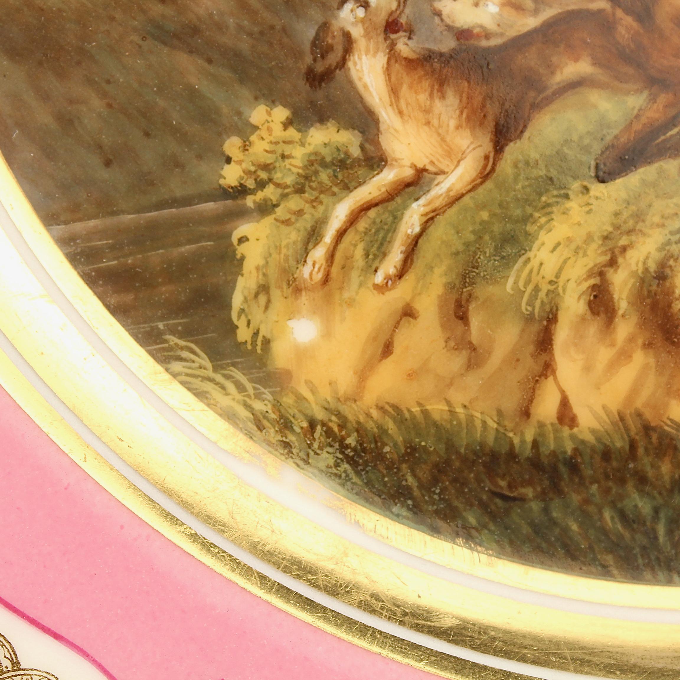 Antiker Teller mit rosa Rand aus handbemaltem Pariser Porzellan mit Hirschjagd- und Hundeszenen im Angebot 2