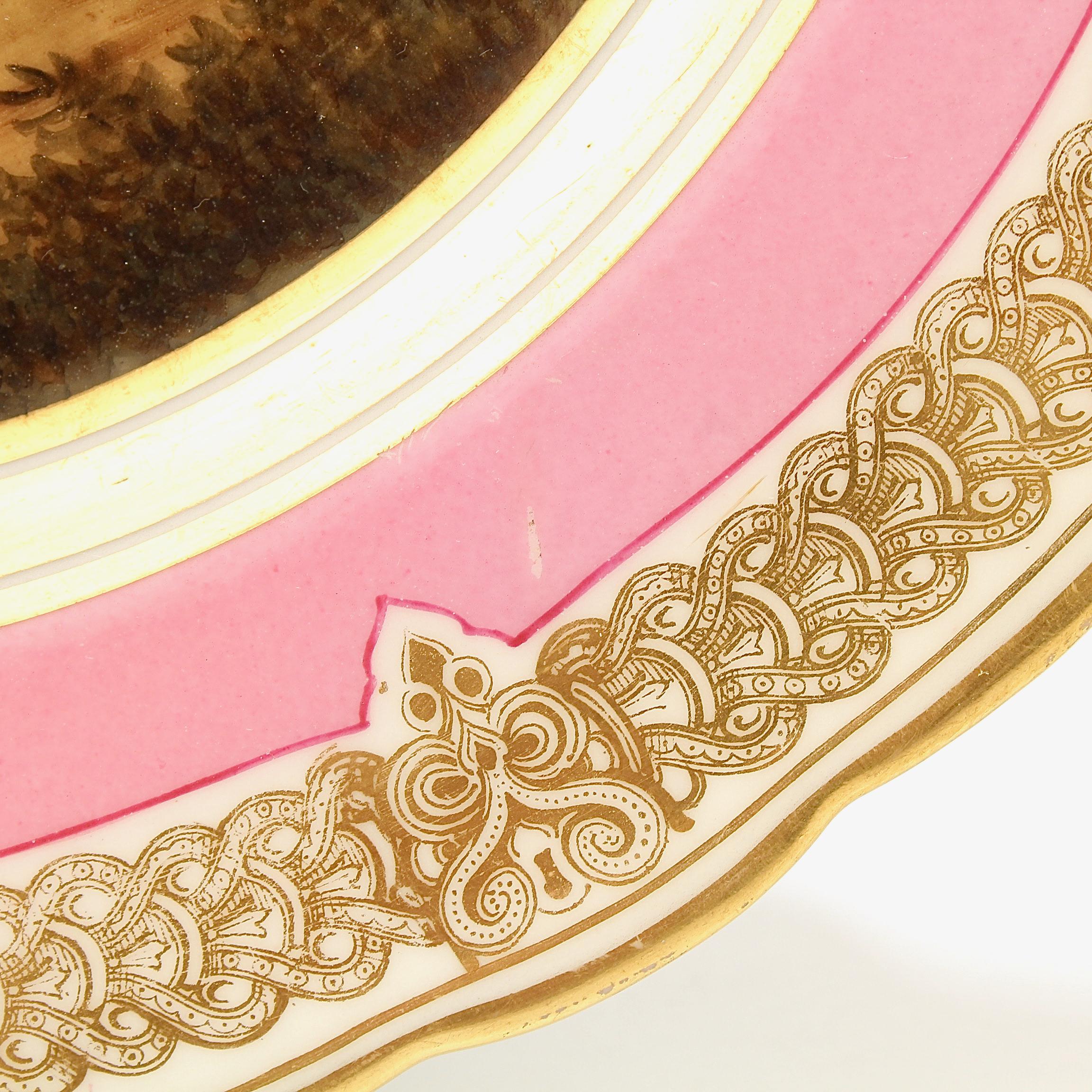 Antiguo Plato de Porcelana de París Pintado a Mano con Borde Rosa Escena de Caza de Conejos y Perros en venta 3
