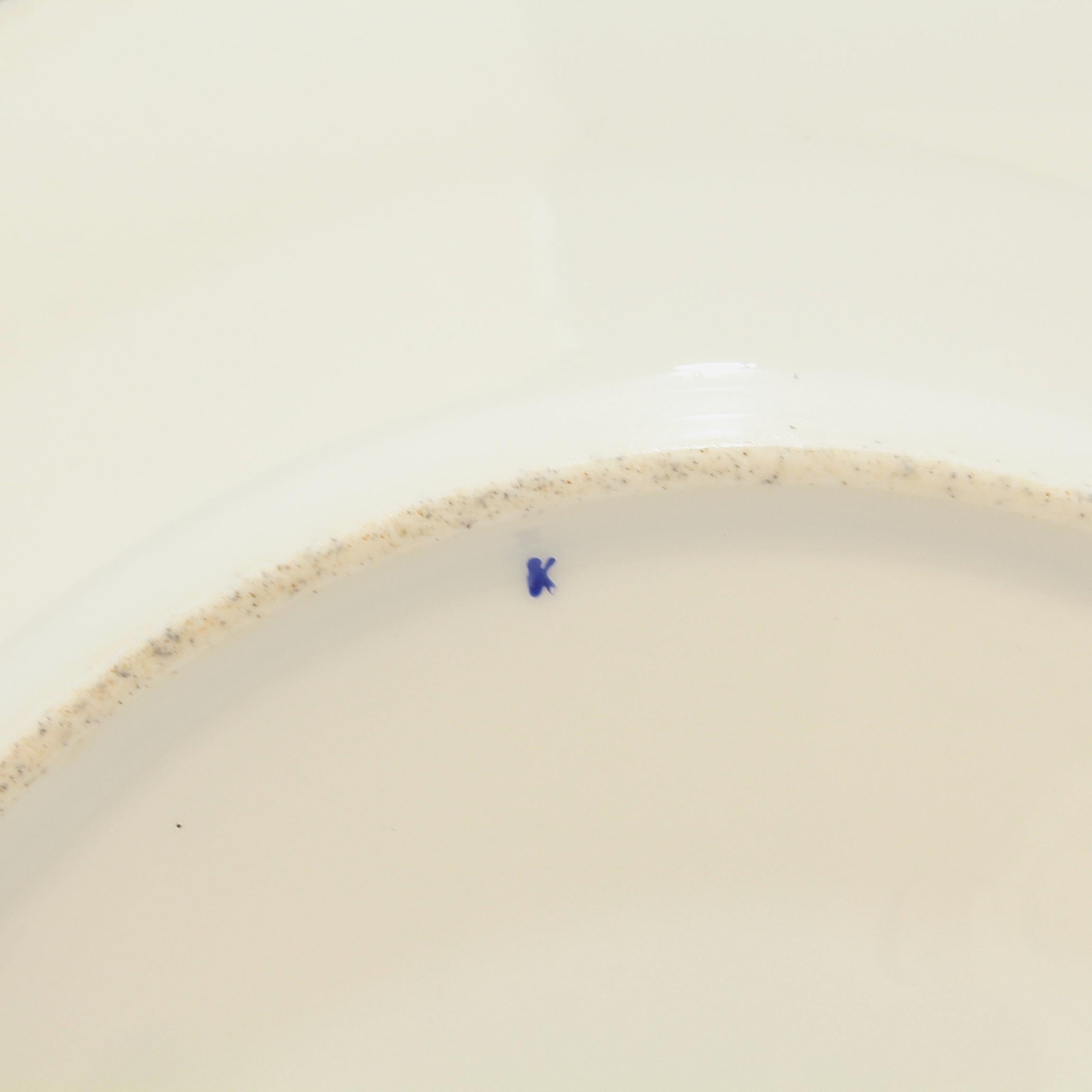 Antiguo Plato de Porcelana de París Pintado a Mano con Borde Rosa Escena de Caza de Conejos y Perros Pintado a mano en venta
