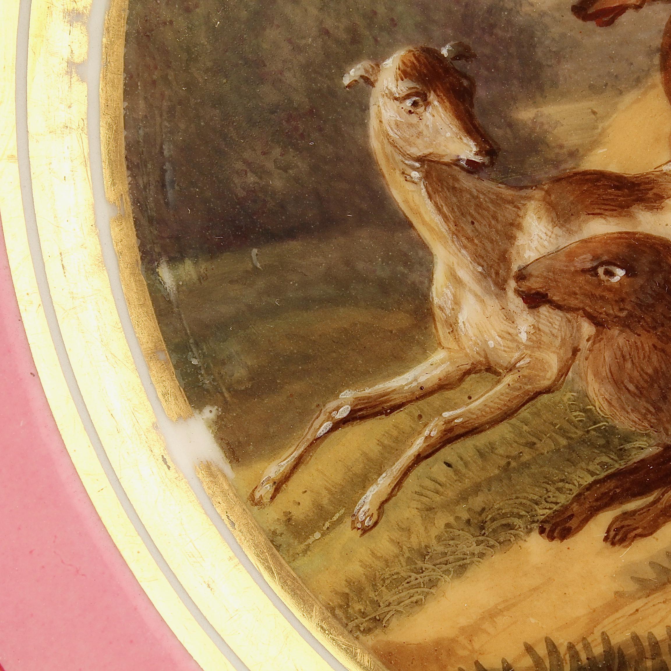 Antiker, handbemalter Pariser Porzellanteller mit rosa Bordüre und Kaninchen- Jagd- und Hundeszene aus Porzellan (19. Jahrhundert) im Angebot
