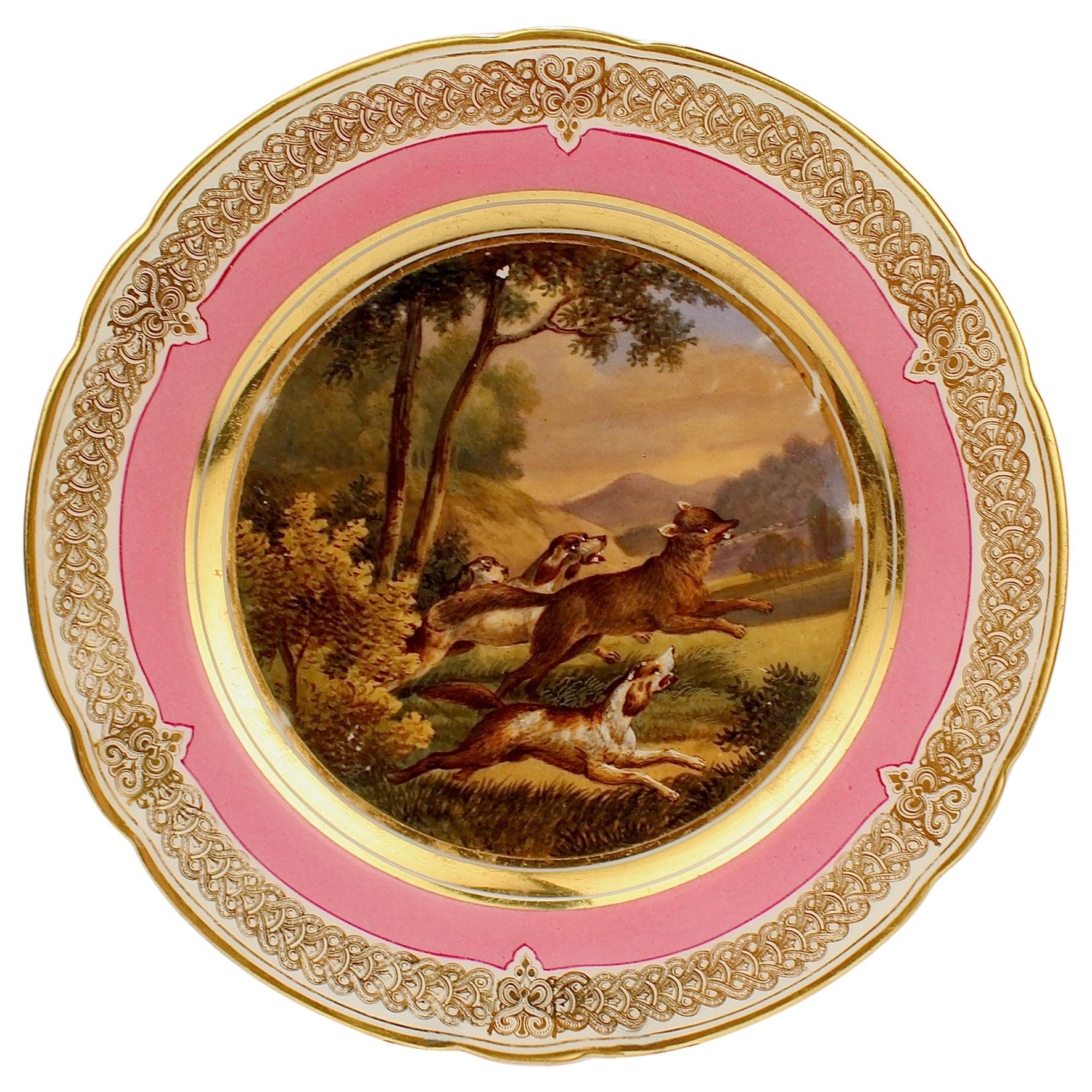 Ancienne assiette en porcelaine de Paris à bordure rose, peinte à la main, représentant une chasse à la renard et un chien