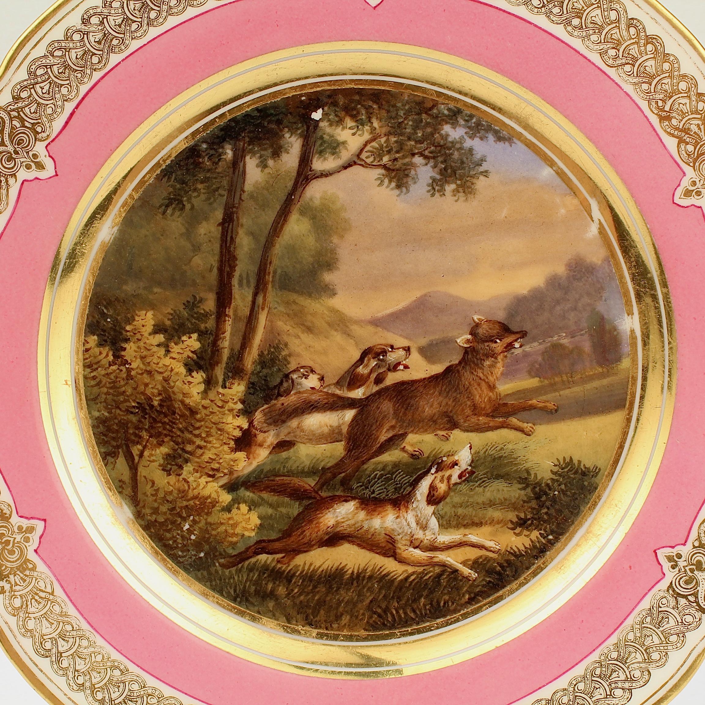 Antiker Teller mit rosafarbener Bordüre aus handbemaltem Porzellan mit Fuchsjagd- und Hundeszenen, Paris (Beaux Arts) im Angebot