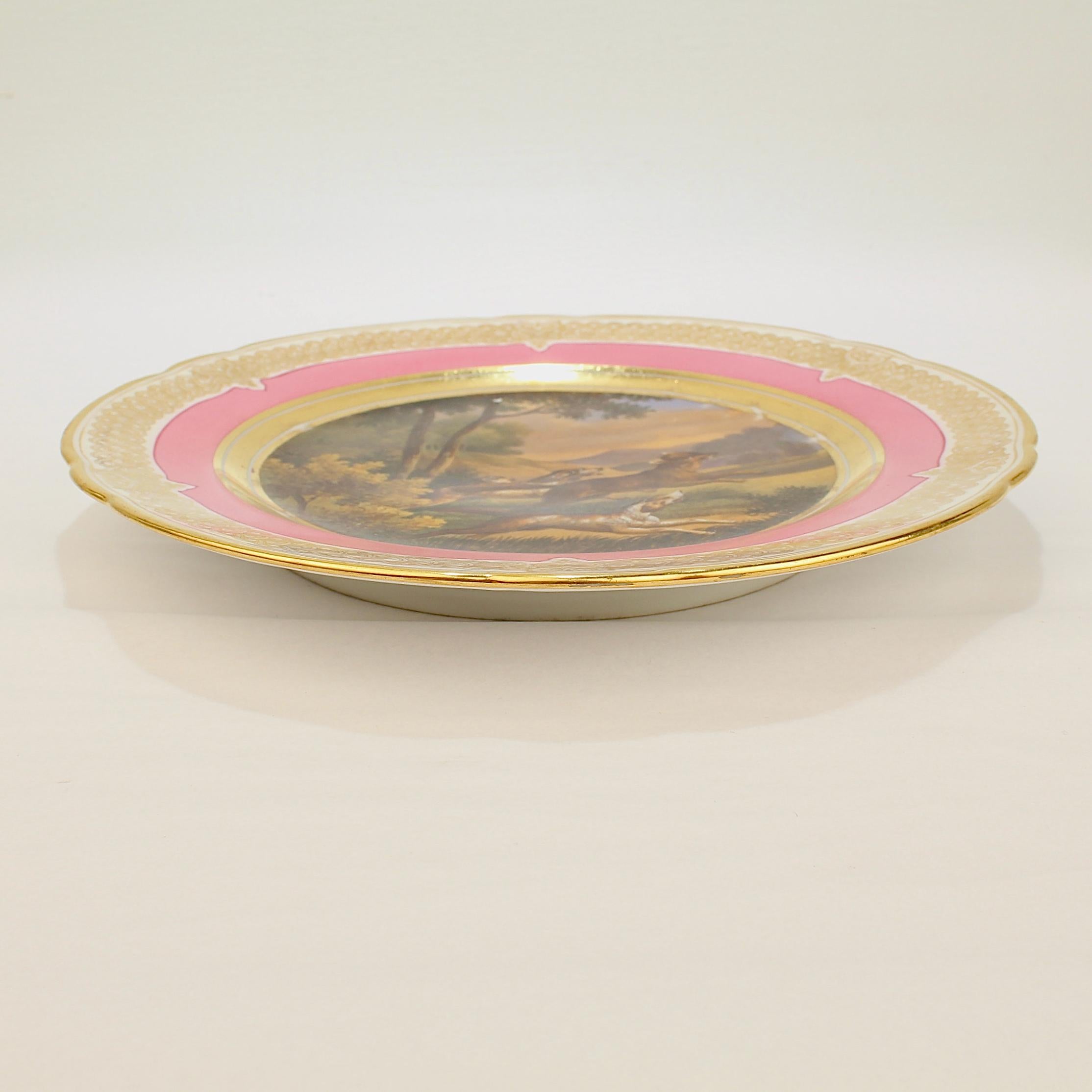 Antiker Teller mit rosafarbener Bordüre aus handbemaltem Porzellan mit Fuchsjagd- und Hundeszenen, Paris im Angebot 1