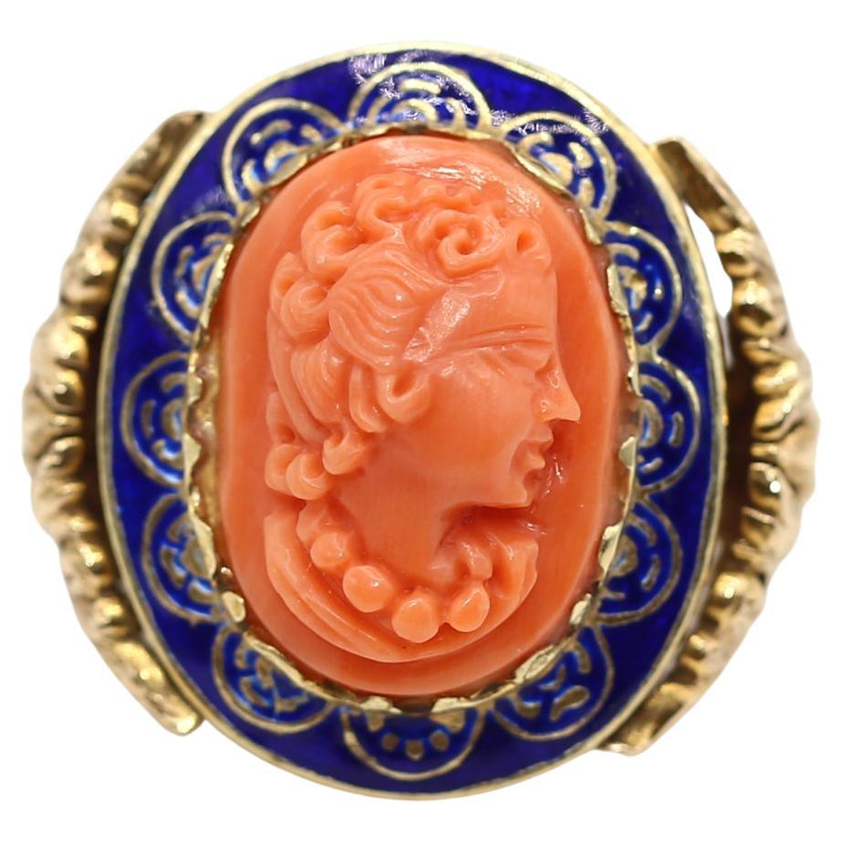  Un magnífico y expresivo anillo de la época eduardiana que muestra un arte y una artesanía excepcionales. Creada en Gran Bretaña hacia 1900, esta impresionante pieza se centra en un camafeo rosa finamente tallado que representa a una joven, rodeado