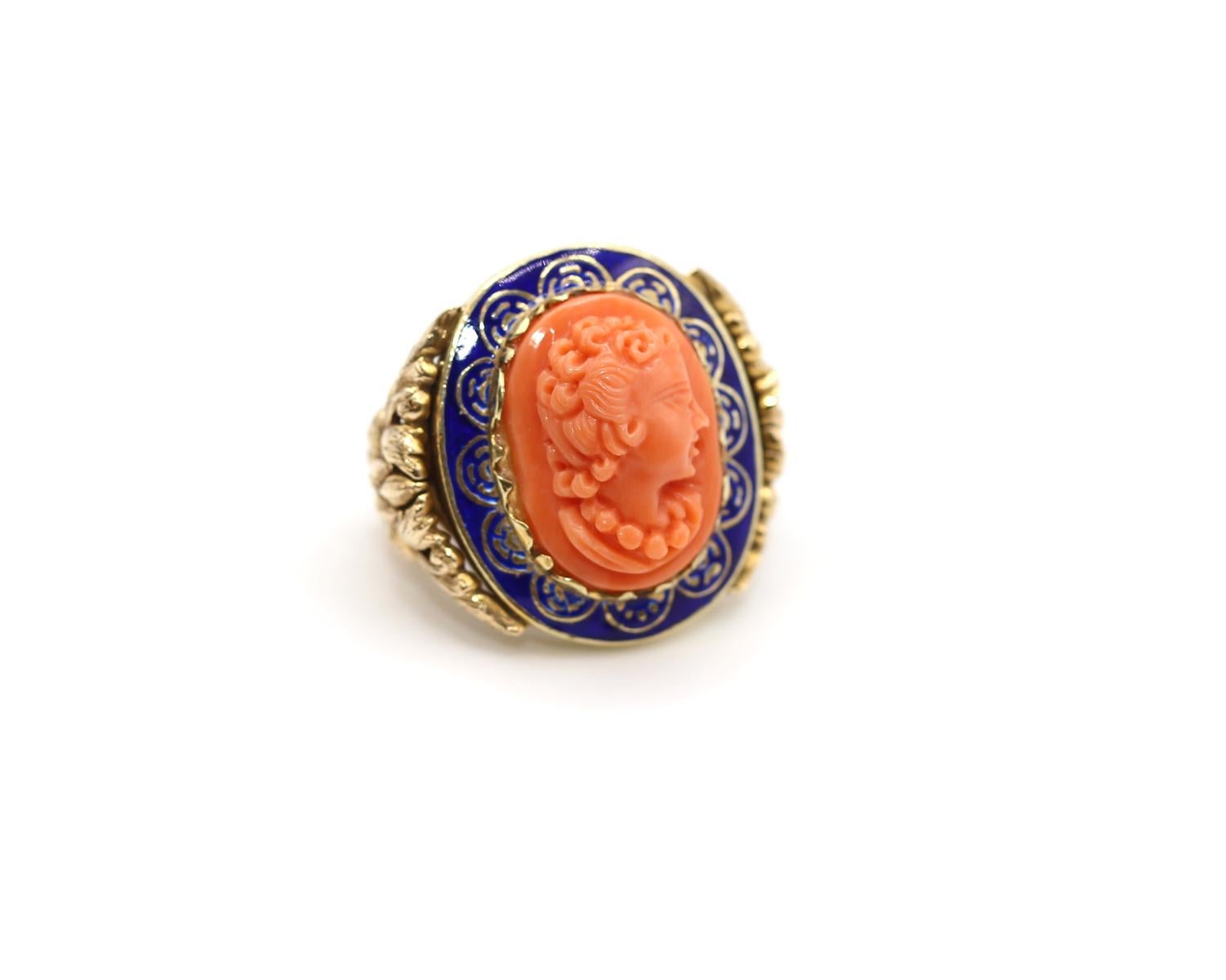 Anillo antiguo de oro con camafeo rosa y esmalte azul, Gran Bretaña, 1900 Eduardiano en venta