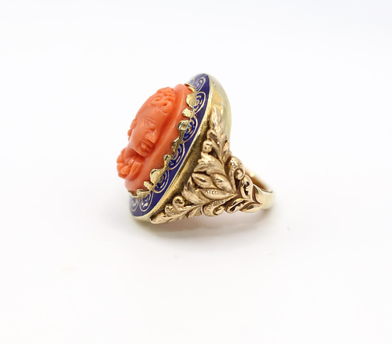 Anillo antiguo de oro con camafeo rosa y esmalte azul, Gran Bretaña, 1900 en Bueno estado para la venta en Herzelia, Tel Aviv