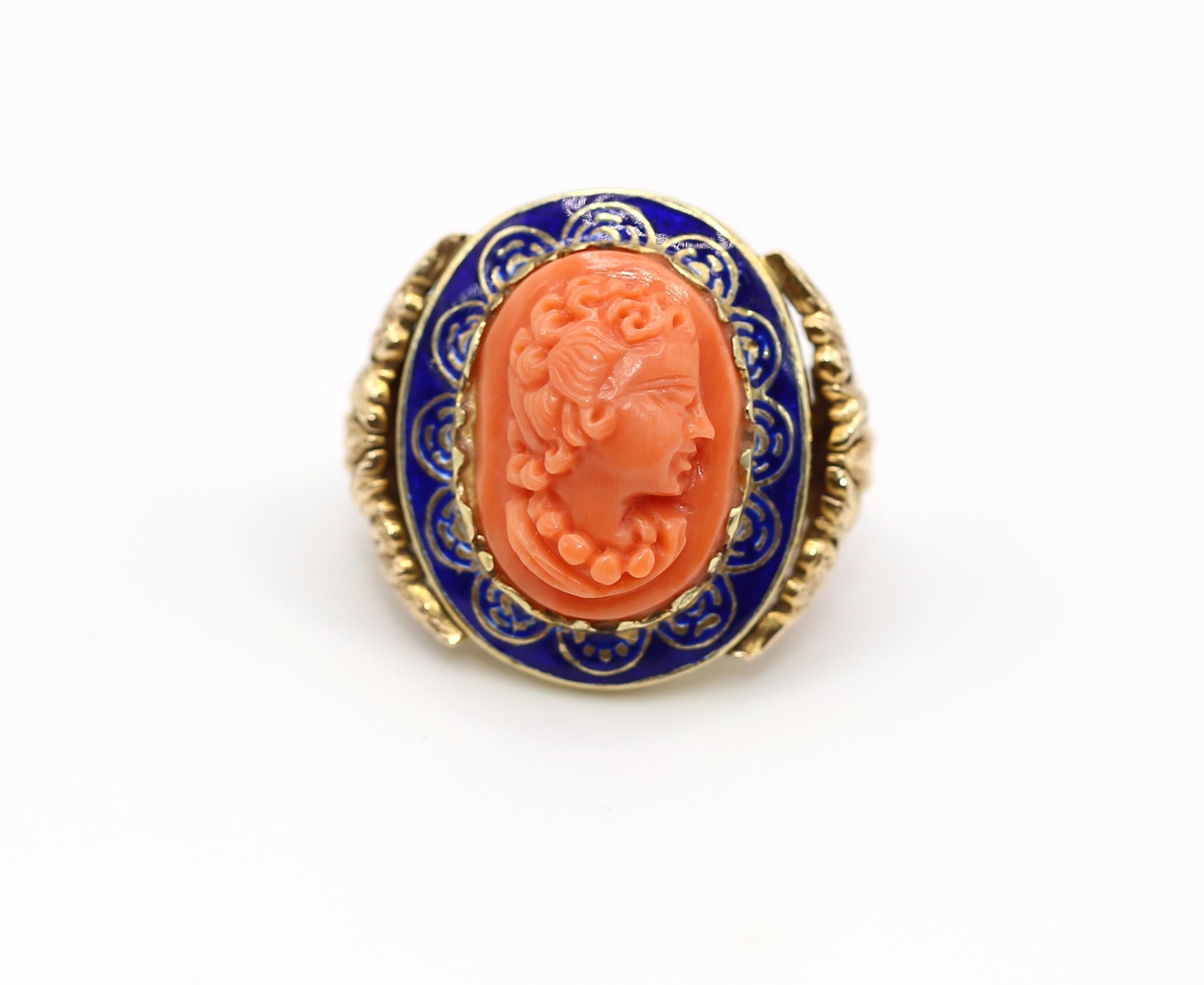 Anillo antiguo de oro con camafeo rosa y esmalte azul, Gran Bretaña, 1900 en venta 3
