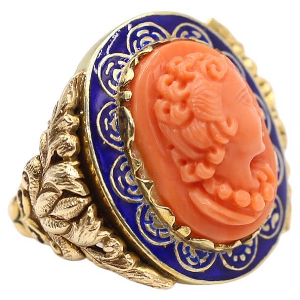 Anillo antiguo de oro con camafeo rosa y esmalte azul, Gran Bretaña, 1900 en venta