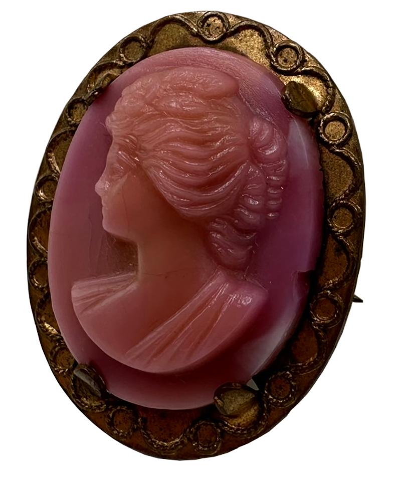  Antique Pink Cameo Brooch In Good Condition For Sale In Jacksonville, FL