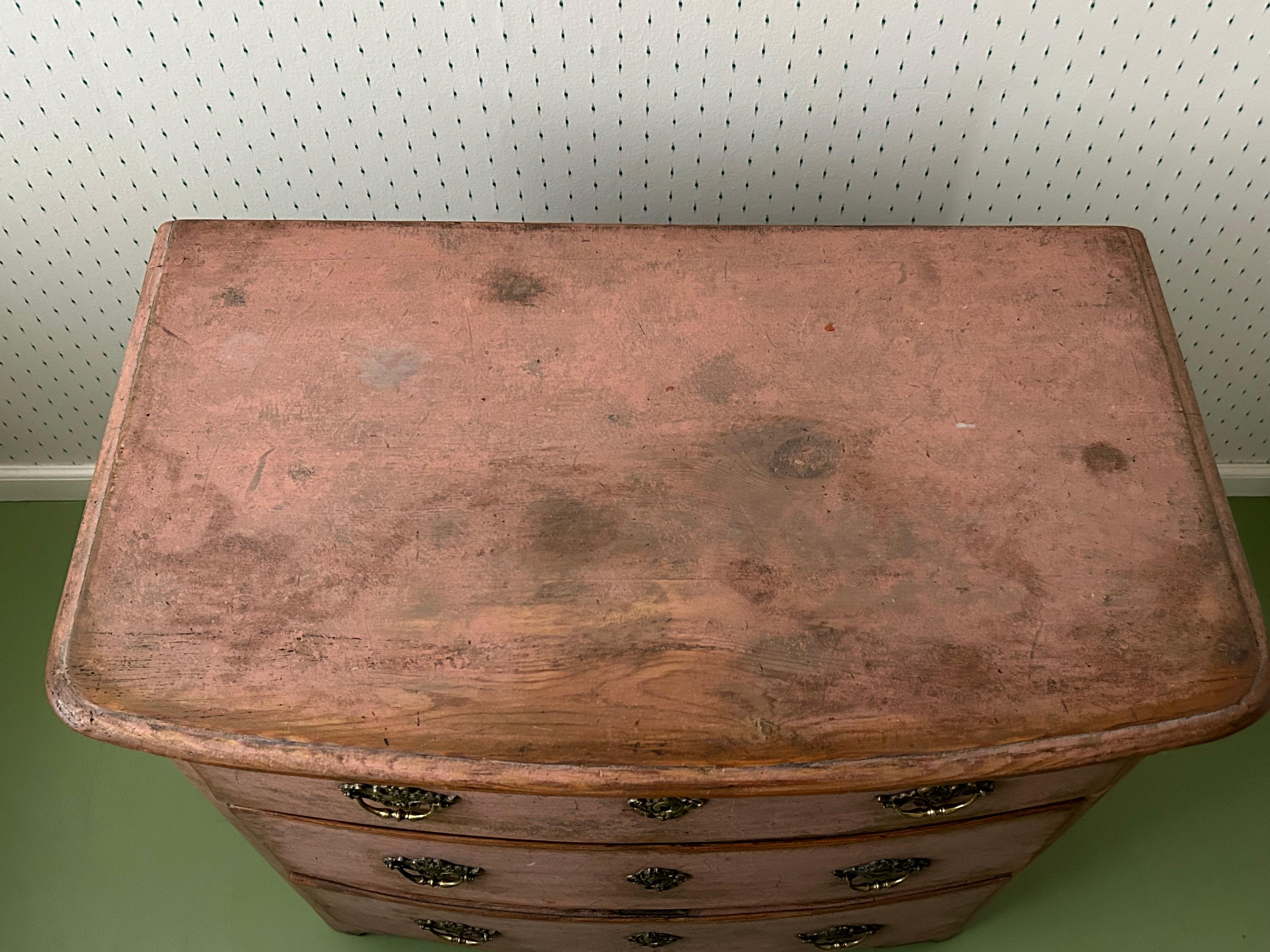  Antique Pink Chest of Drawers in Wood with Original Paint, Sweden, 18th Century For Sale 4